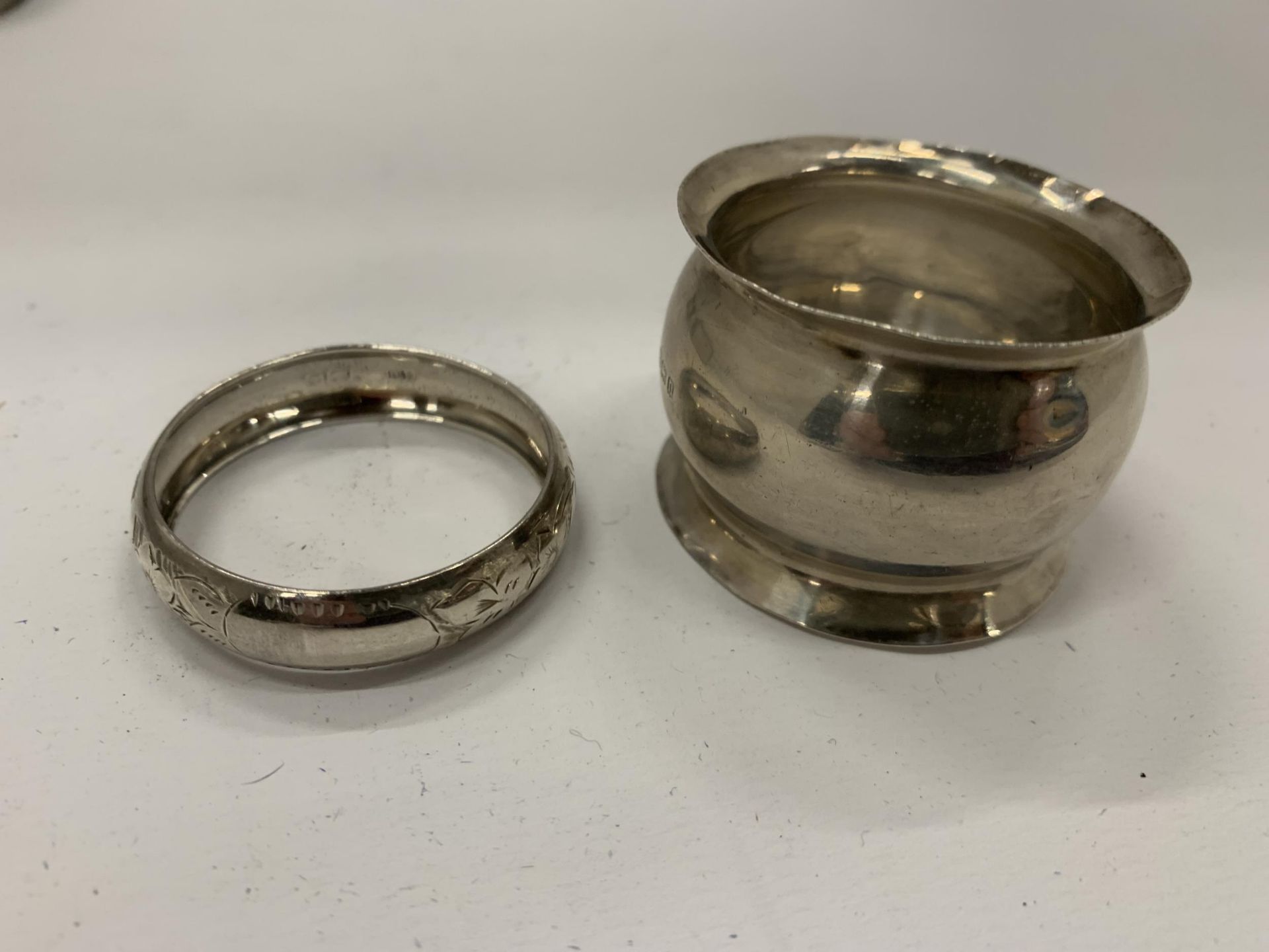 A MIXED LOT OF HALLMARKED SILVER NAPKIN RINGS TO INCLUDE A CASED EXAMPLE - Image 5 of 6