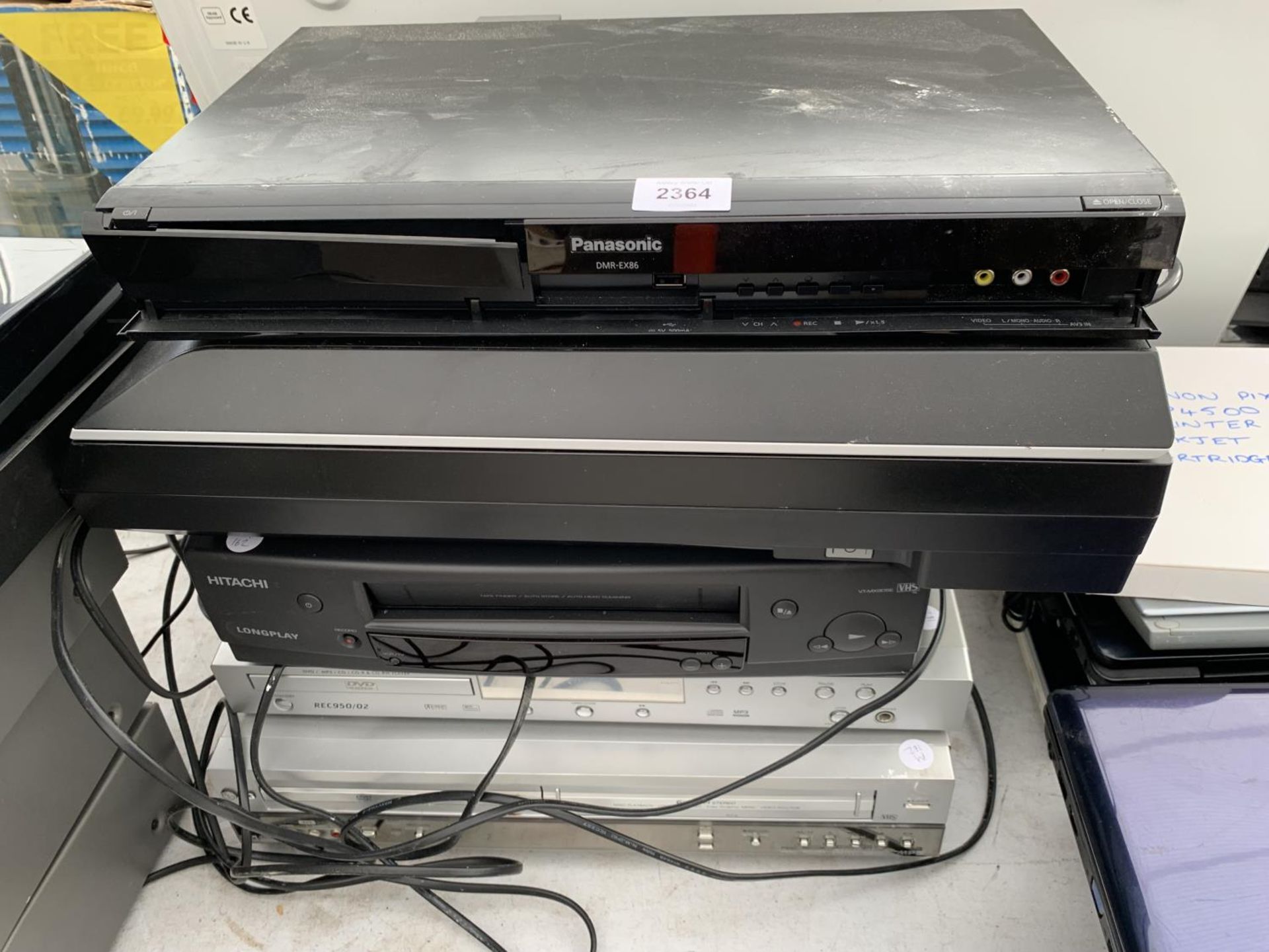 AN ASSORTMENT OF ITEMS TO INCLUDE A POANASONIC DVD PLAYER AND A HITACHI VHS PLAYER ETC