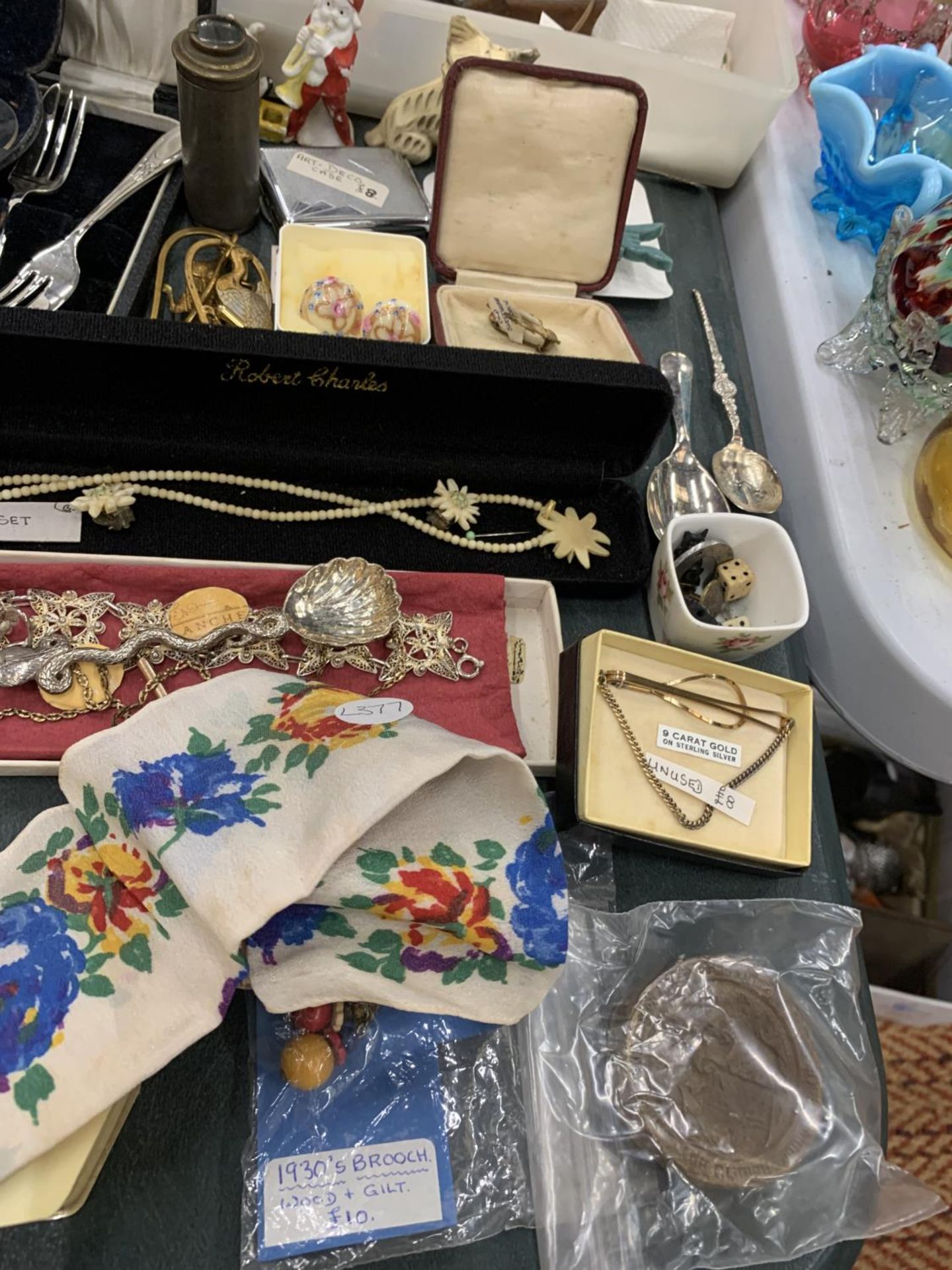 A LARGE MIXED LOT TO INCLUDE COSTUME JEWELLERY, FIGURES, FLATWARE, AN ART DECO CARD CASE, ETC - Image 6 of 8