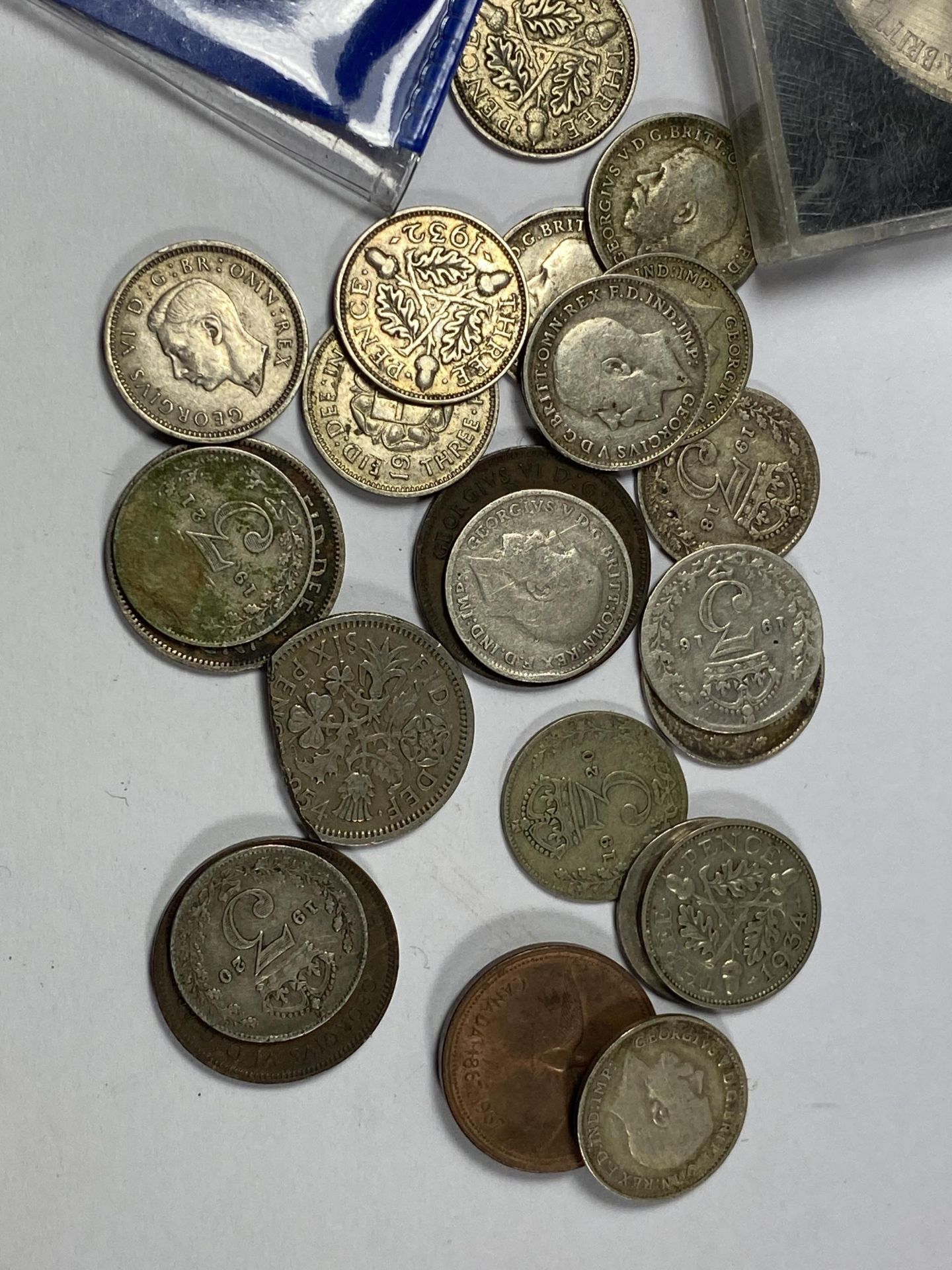 A MIXED LOT OF PRE 1947 SILVER AND FURTHER COINS WITH TWO COMMEMORATIVE COINS - Image 3 of 4