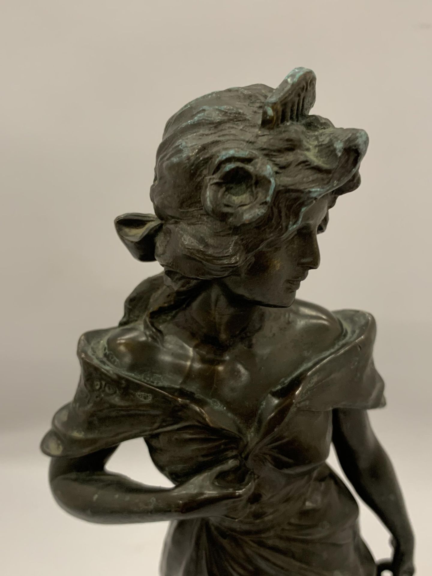 A BRONZE LADY FIGURE, HEIGHT 36.5CM - Image 5 of 6