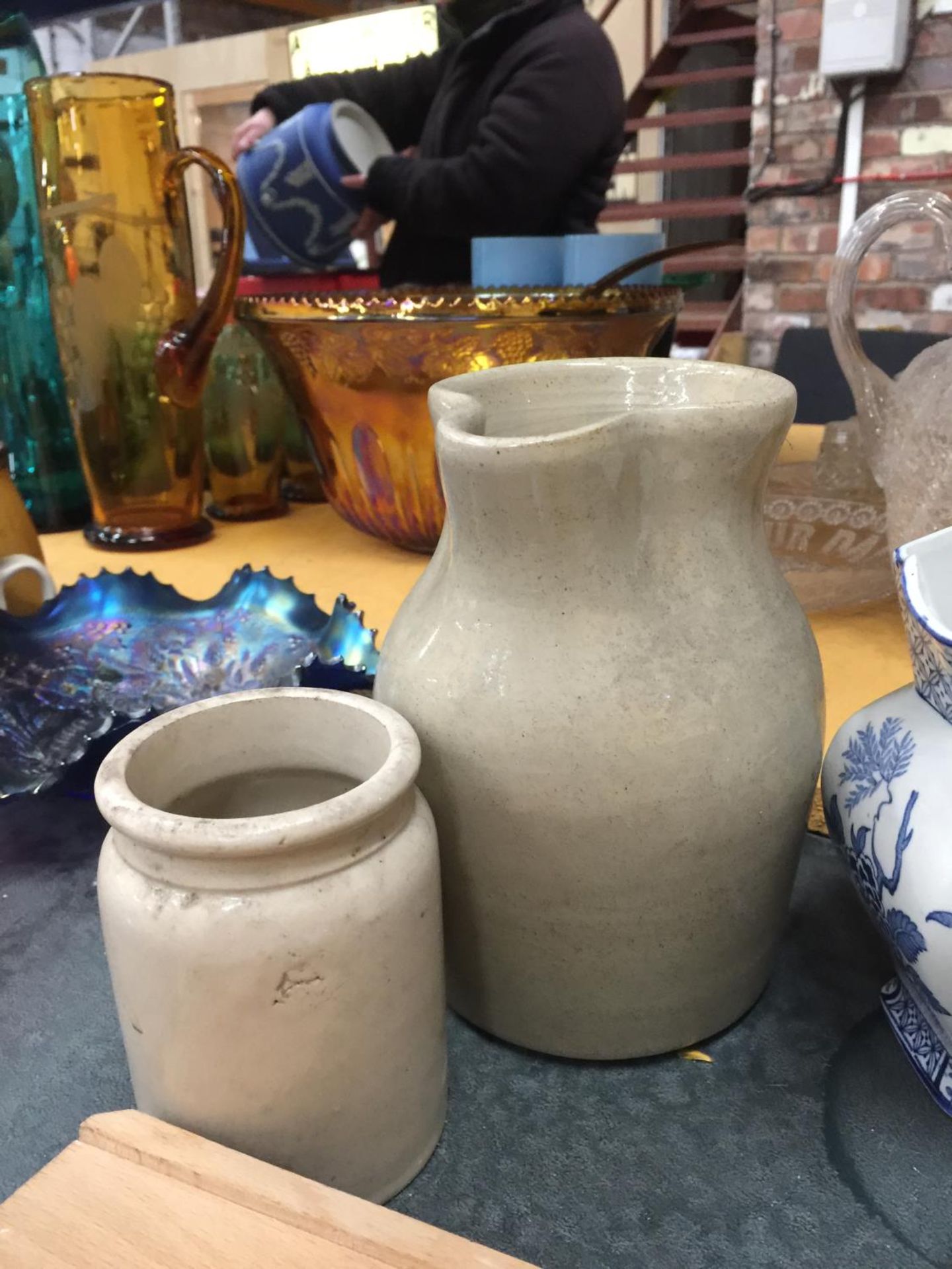 TWO BLUE AND WHITE VINTAGE JUGS - 1 A/F, THREE STONEWARE ITEMS PLUS A WOODEN KITCHEN MANDOLIN - Bild 6 aus 10