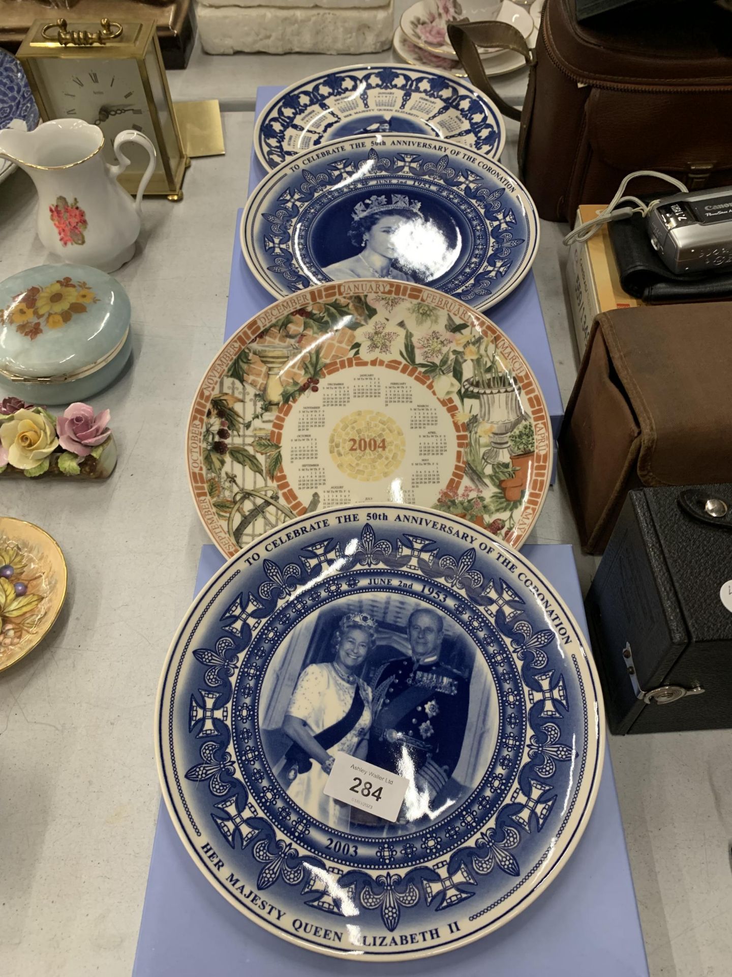 FOUR WEDGWOOD CABINET/WALL PLATES, THREE ROYAL COMMEMORATIVE AND ONE A 2004 CALENDAR PLATE ALL BOXED