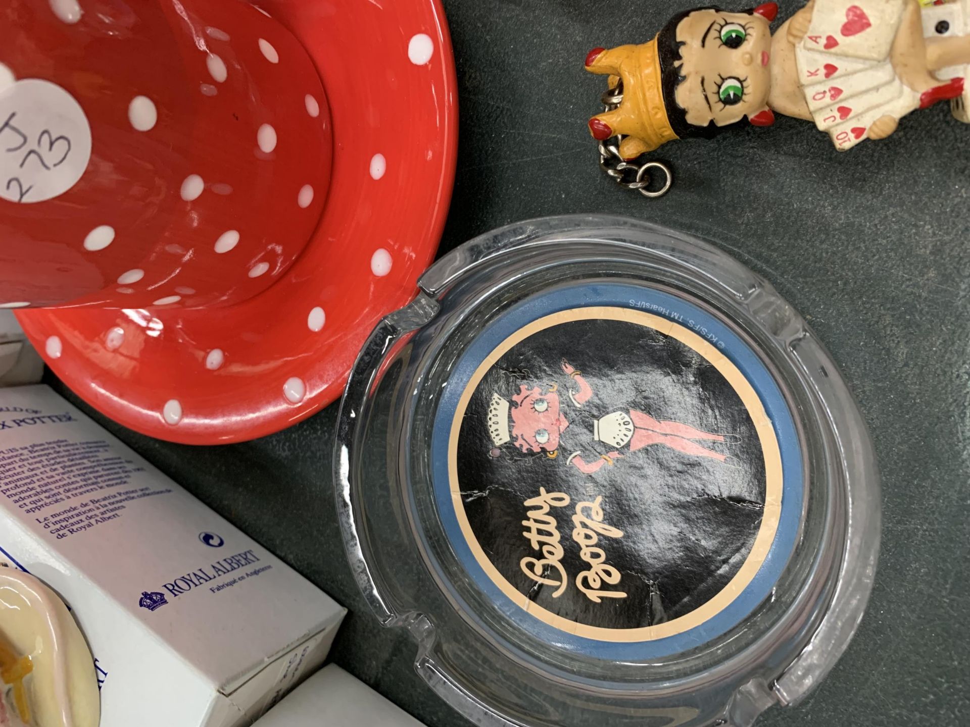 A QUANTITY OF BETTY BOOP ITEMS TO INCLUDE A MUG AND SAUCER, NUMBER PLATE, ASH TRAYS, A WATCH, KEY - Image 5 of 12