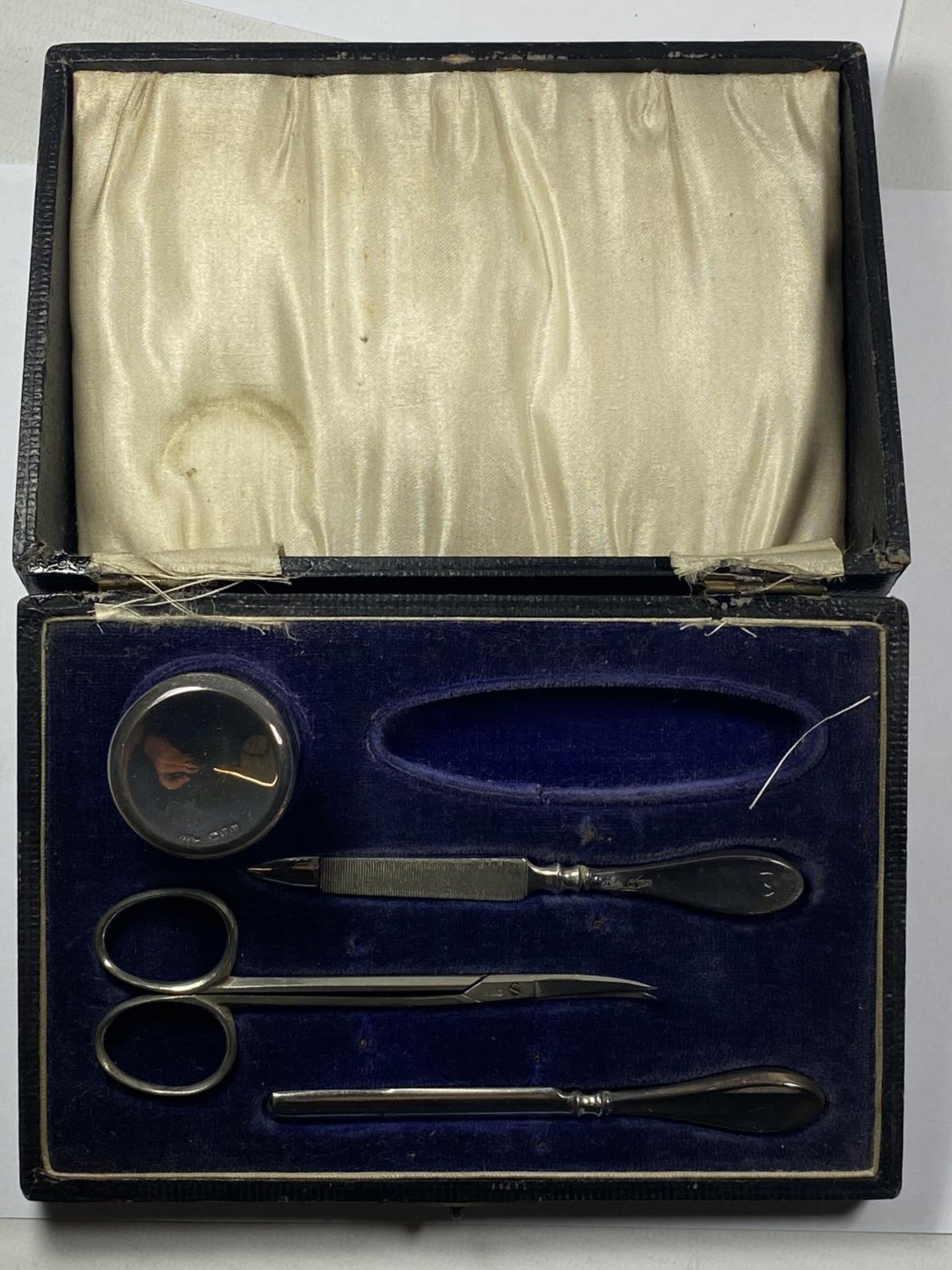 A CASED CHESTER HALLMARKED SILVER MANICURE SET (MISSING ONE ITEM) - Image 2 of 6