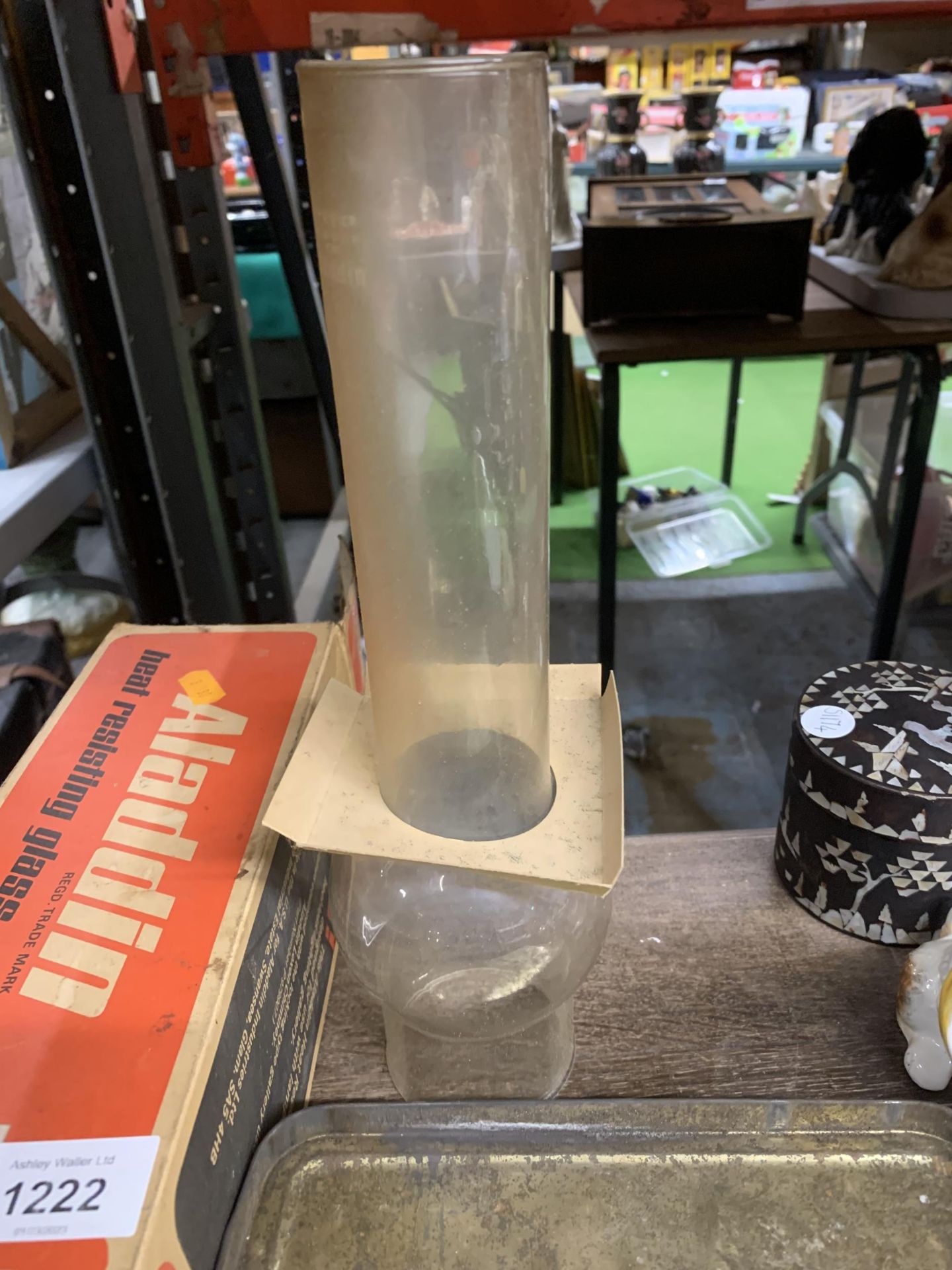 A VINTAGE PARAFFIN STOVE IN ORIGINAL TIN PLUS AN ALADDIN GLASS CHIMNEY IN ORIGINAL BOX - Image 3 of 4