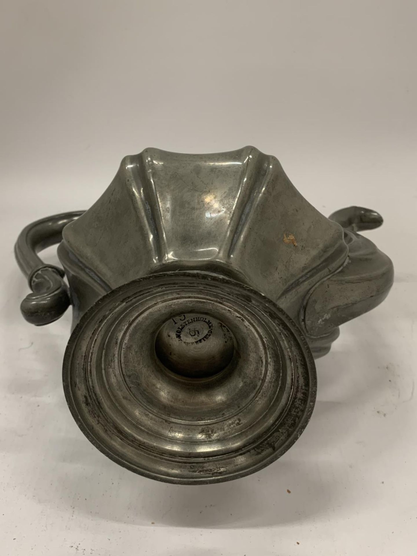 A DECORATIVE VINTAGE PEWTER COFFEE POT HEIGHT 27CM - Image 8 of 8