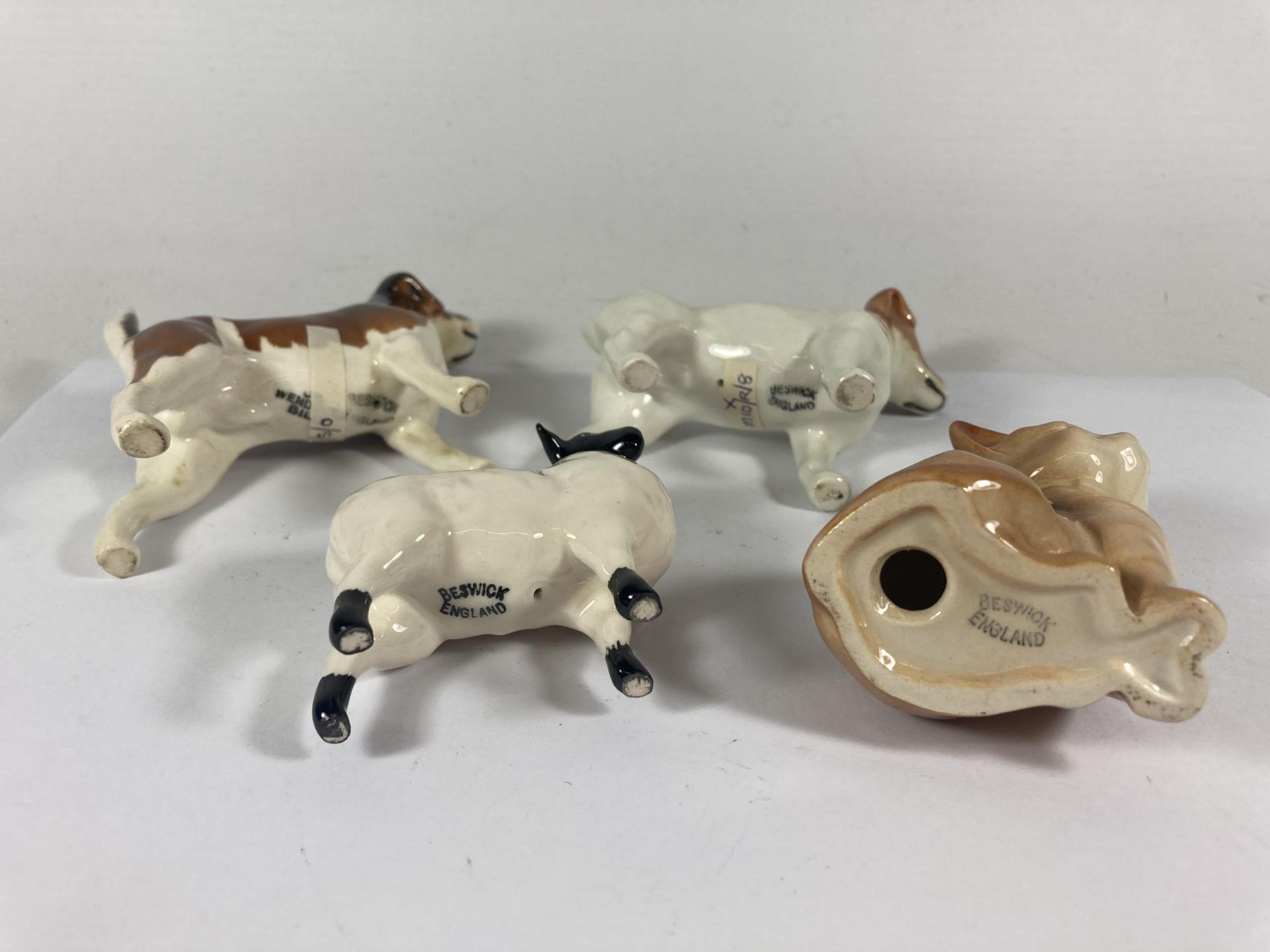 FOUR BESWICK FIGURES TO INCLUDE A JACK RUSSEL, HOUND, A LAMB AND A CAT - Image 5 of 6