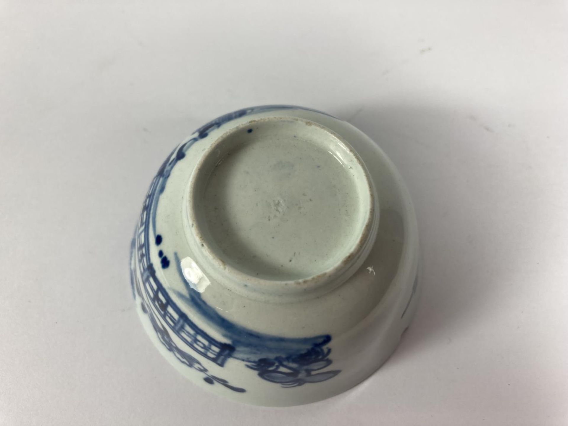 AN 18TH CENTURY WORCESTER STYLE BLUE AND WHITE TEA BOWL - Image 6 of 6