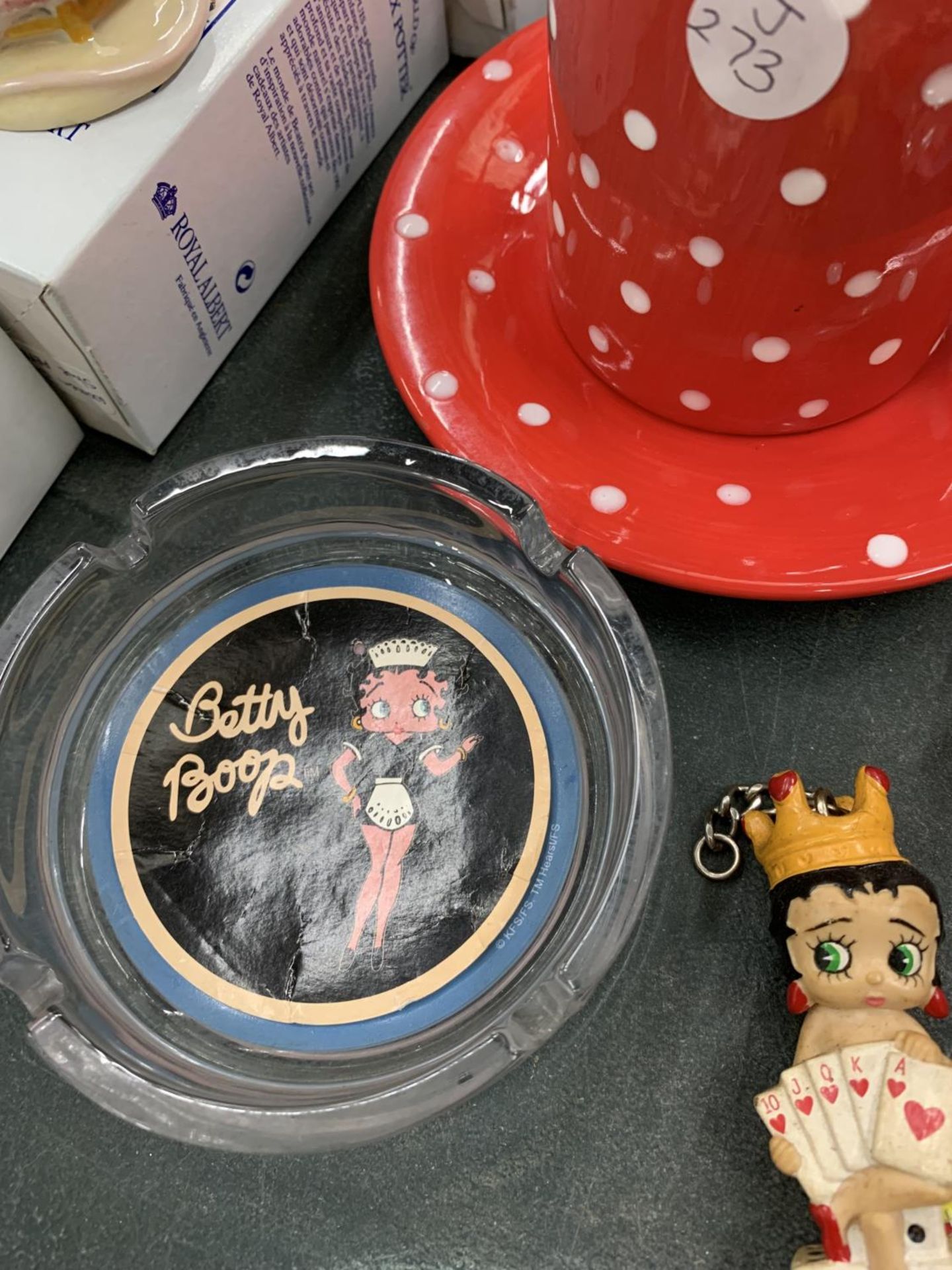 A QUANTITY OF BETTY BOOP ITEMS TO INCLUDE A MUG AND SAUCER, NUMBER PLATE, ASH TRAYS, A WATCH, KEY - Image 6 of 12