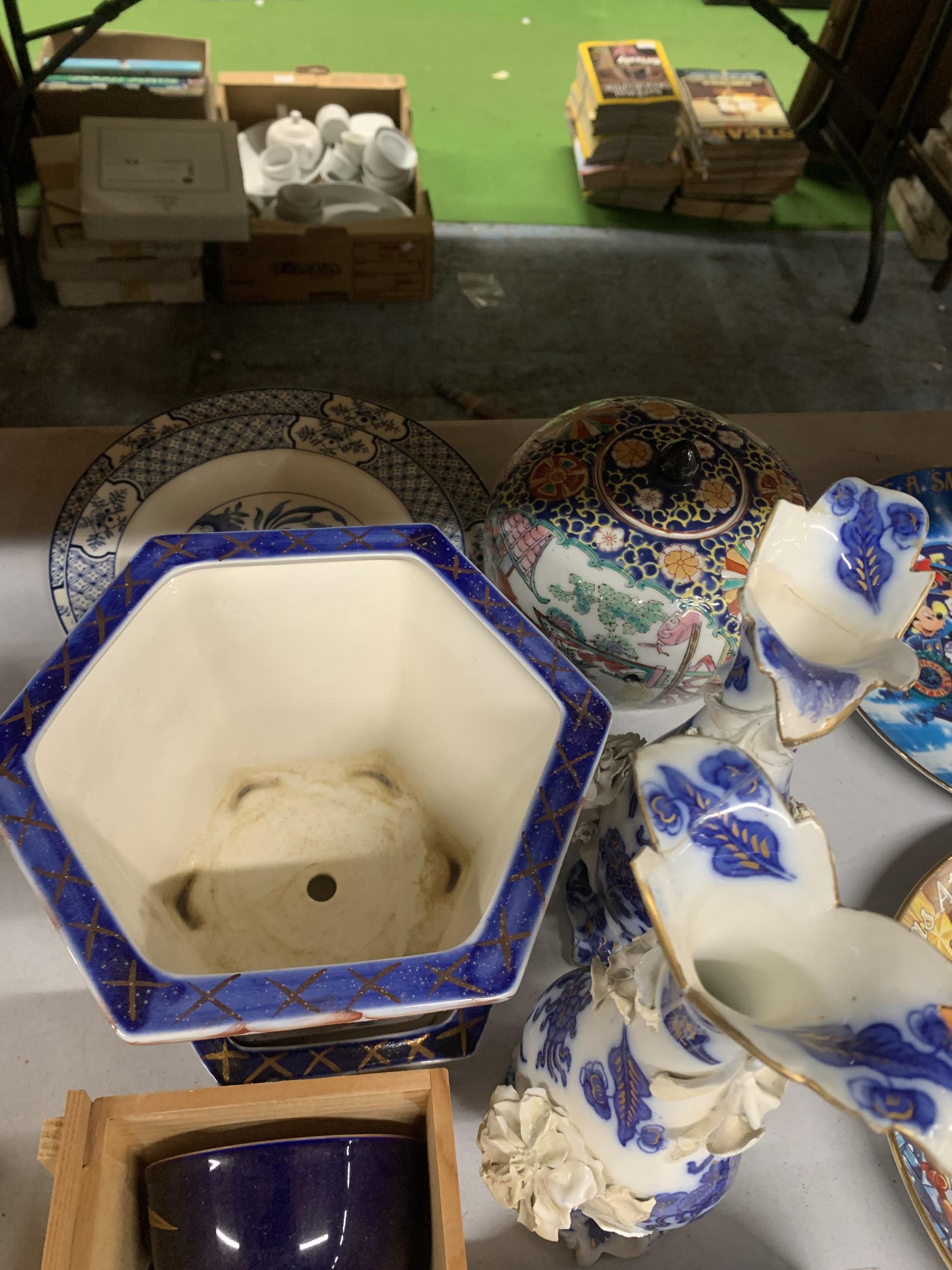 VARIOUS ORIENTAL ITEMS TO INCLUDE A PLANT POT AND BASE, VASES, CUPS AND SAUCERS, LIDDED POT AND - Image 2 of 4
