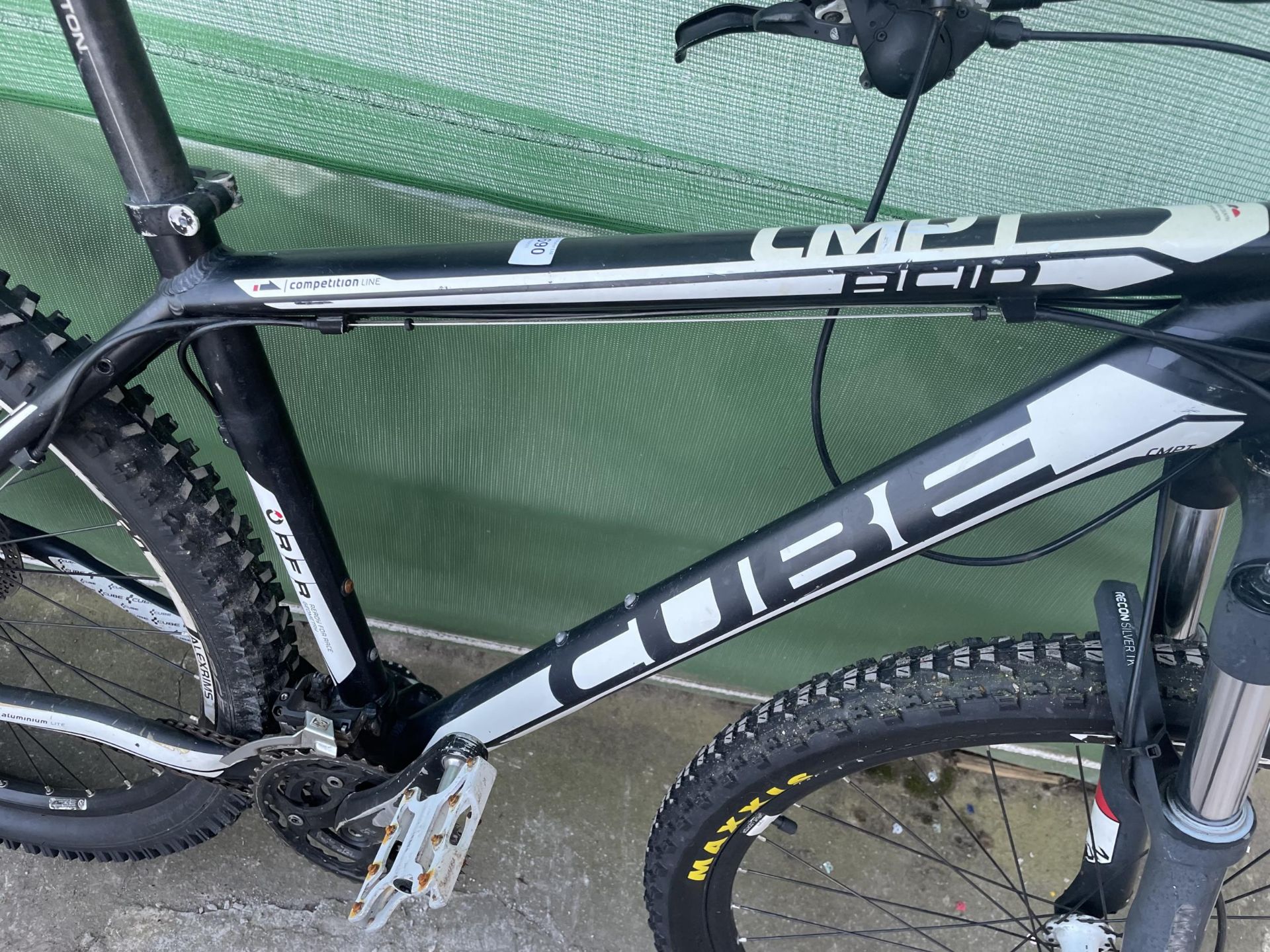 A CMPT CUBE MOUNTAIN BIKE WITH FRONT SUSPENSION AND 30 SPEED GEAR SYSTEM - Image 2 of 4