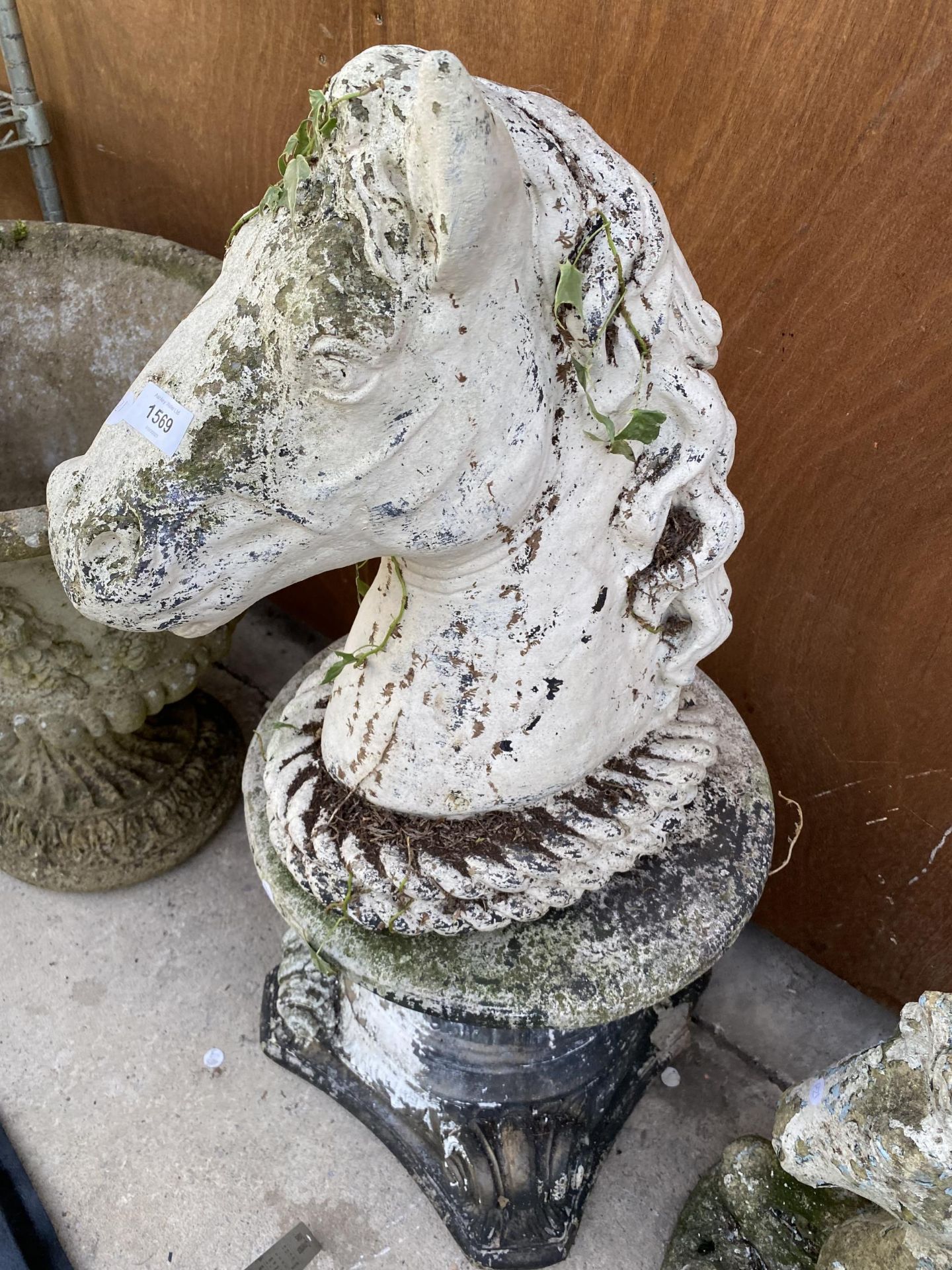 A RECONSTITUTED STONE HORSES HEAD WITH PEDESTAL BASE - Image 2 of 5