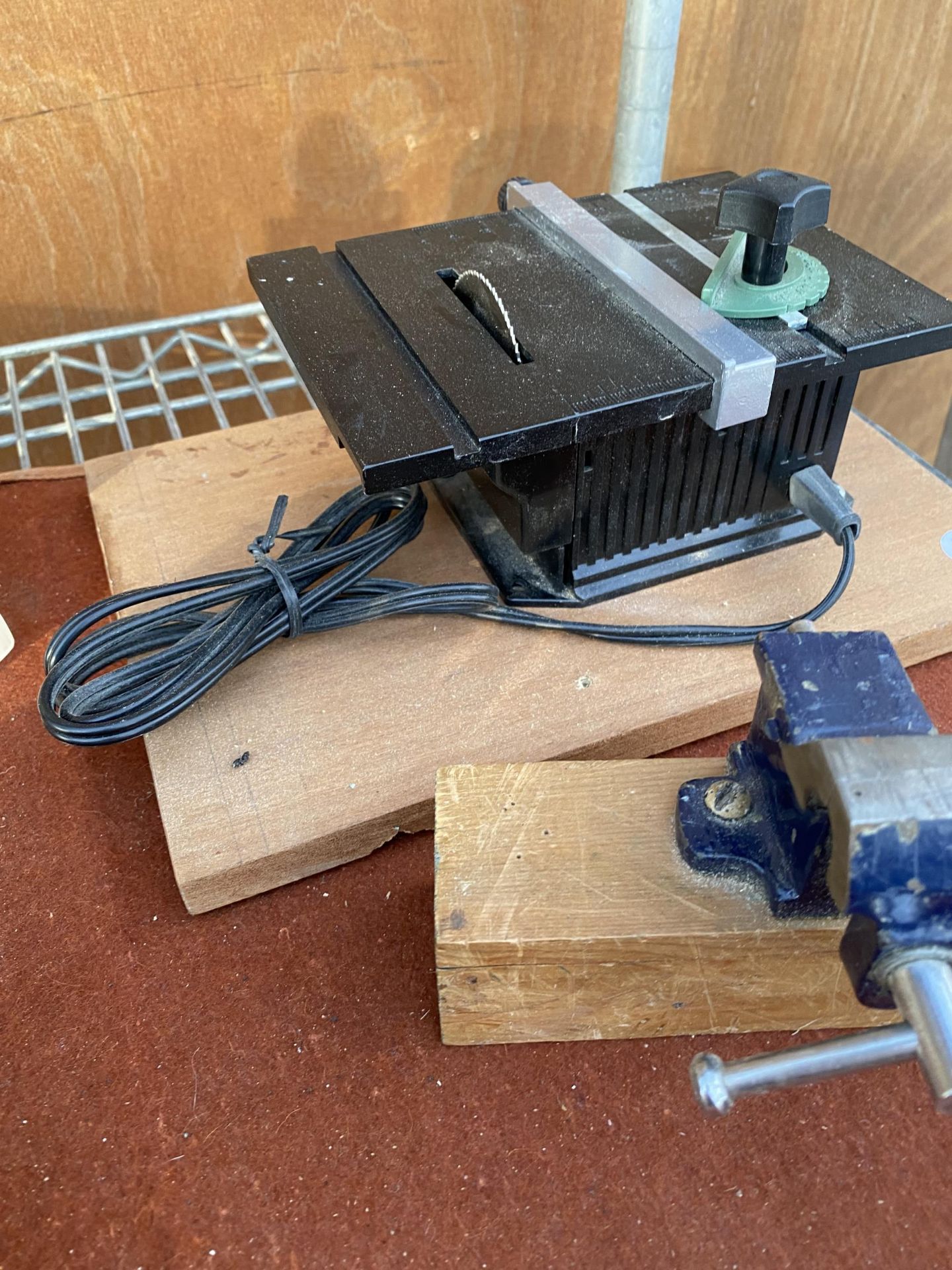 AN ASSORTMENT OF MINITURE SAMPLE TOOLS TO INCLUDE TWO ANVILS, A VICE AND A TABLE SAW - Image 2 of 5