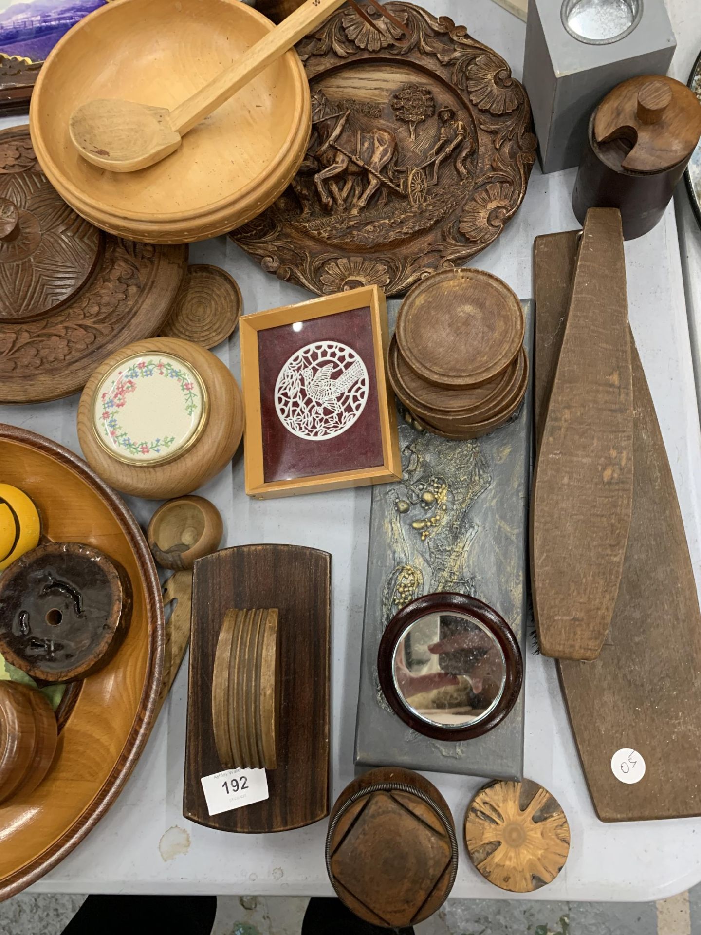A LARGE QUANTITY OF TREEN ITEMS TO INCLUDE BOWLS, AN INK BLOTTER, SHOE LAST, WALL PLAQUES, A SHIP, - Image 9 of 16