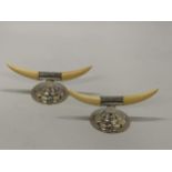 A PAIR OF BIRMINGHAM HALLMARKED SILVER HORN DESIGN HANDLED KNIFE RESTS, LENGTH 10CM