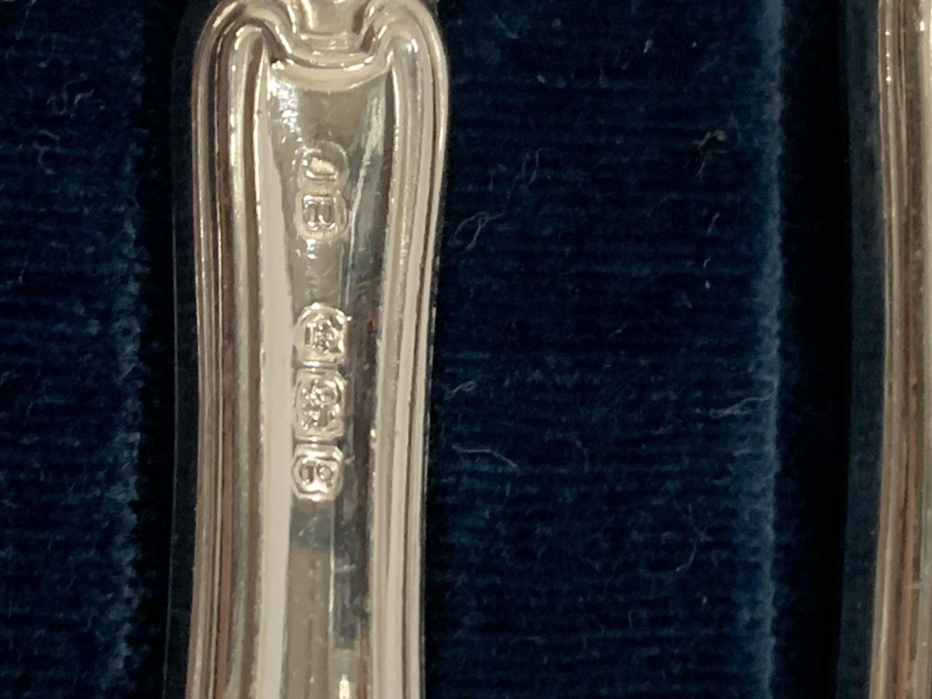 A CASED SET OF SIX CASED HALLMARKED SILVER HANDLED BUTTER KNIVES - Image 6 of 6