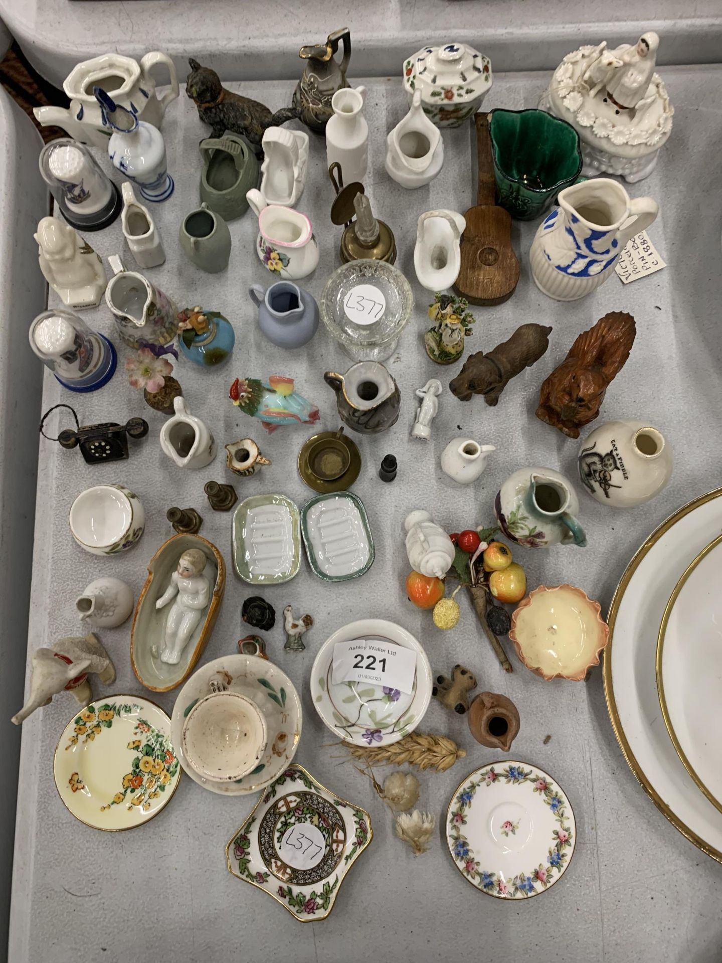 A LARGE QUANTITY OF MINIATURE ITEMS TO INCLUDE JUGS, POTS, ANIMALS, PLATES, ETC
