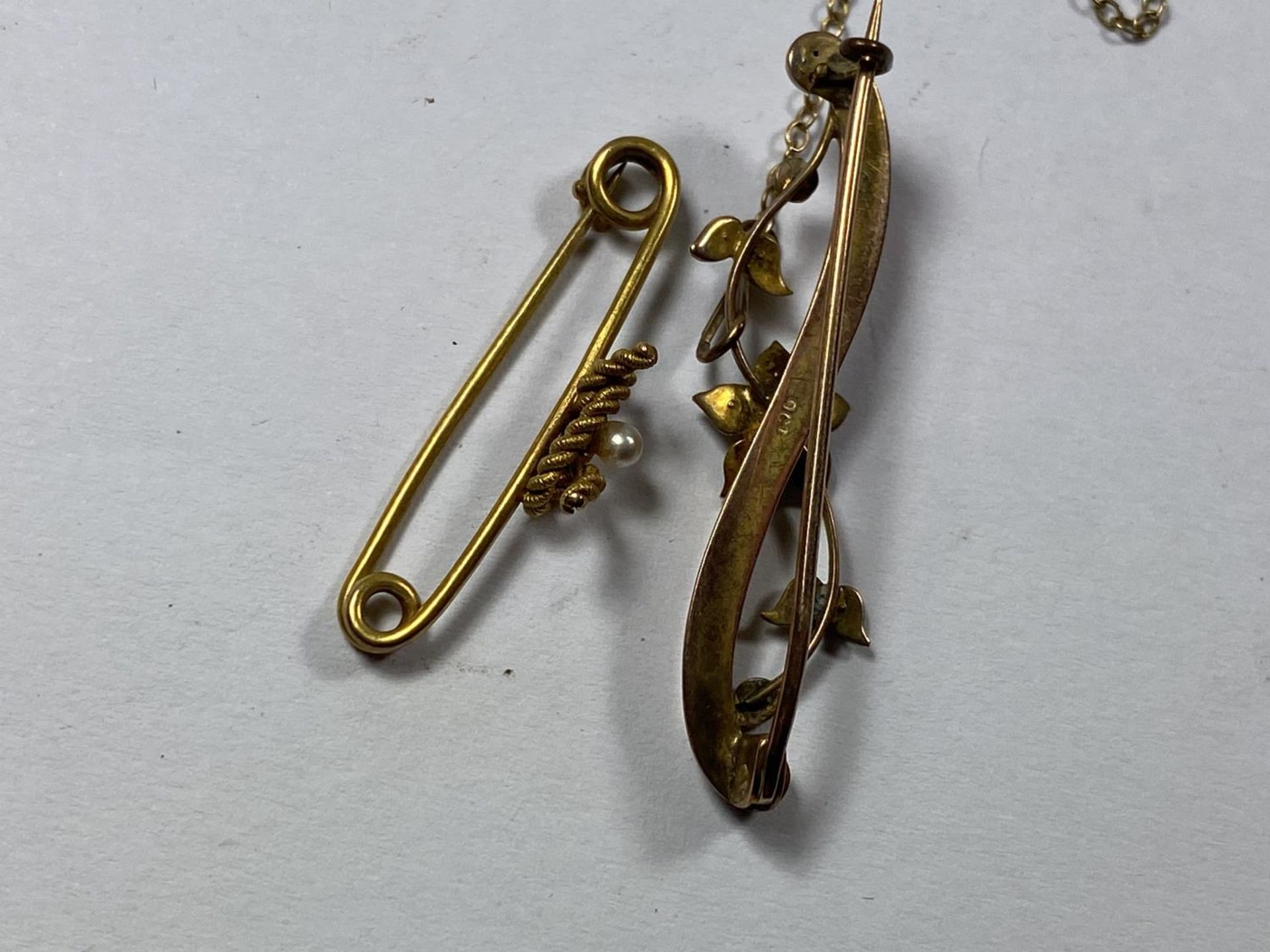 A 9CT YELLOW GOLD FLORAL BROOCH & FURTHER UNMARKED KNOT DESIGN BROOCH, GOLD BROOCH WEIGHT 2.5G - Image 6 of 6