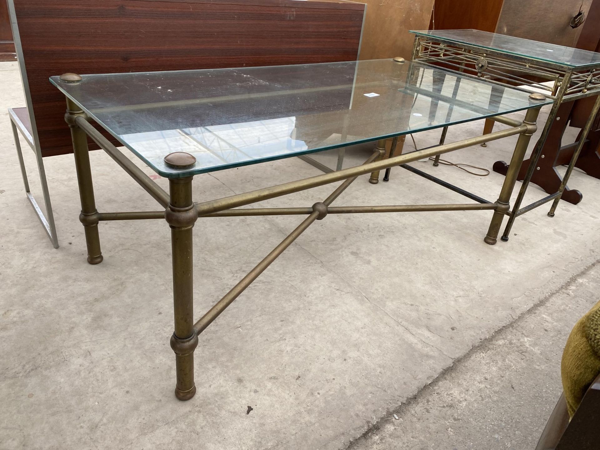 A GLASS TOP COFFEE TABLE ON METAL WARE BASE, 44 X 22" AND A SIMILAR LAMP TABLE - Bild 2 aus 4
