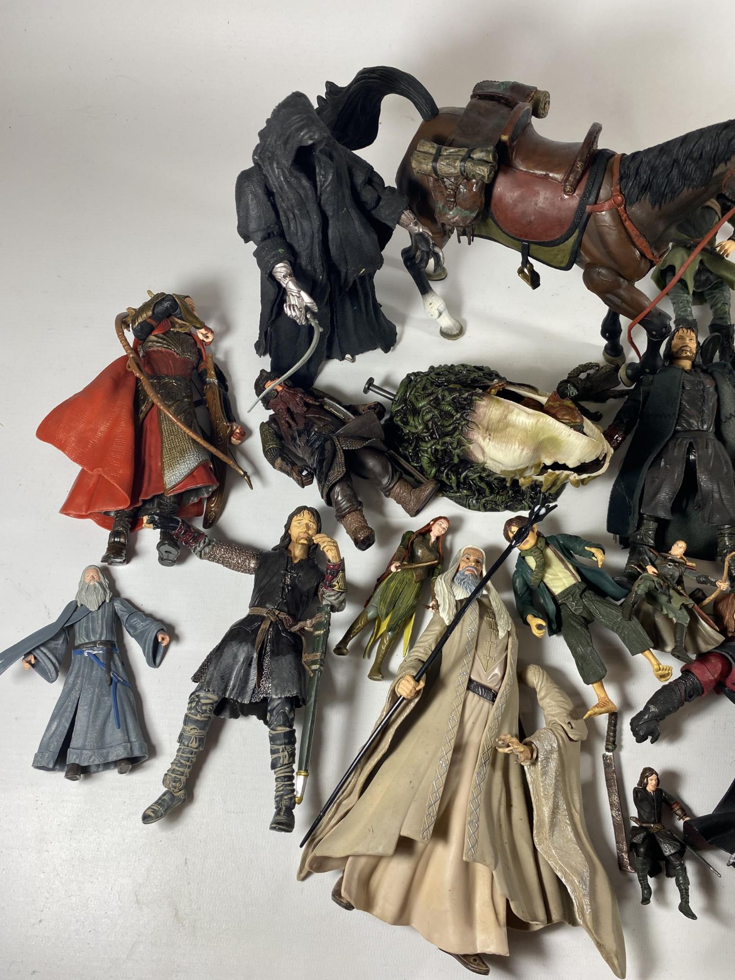 A LARGE COLLECTION OF LORD OF THE RINGS FIGURES AND WEAPONS AND ACCESSORIES ETC - Image 2 of 4