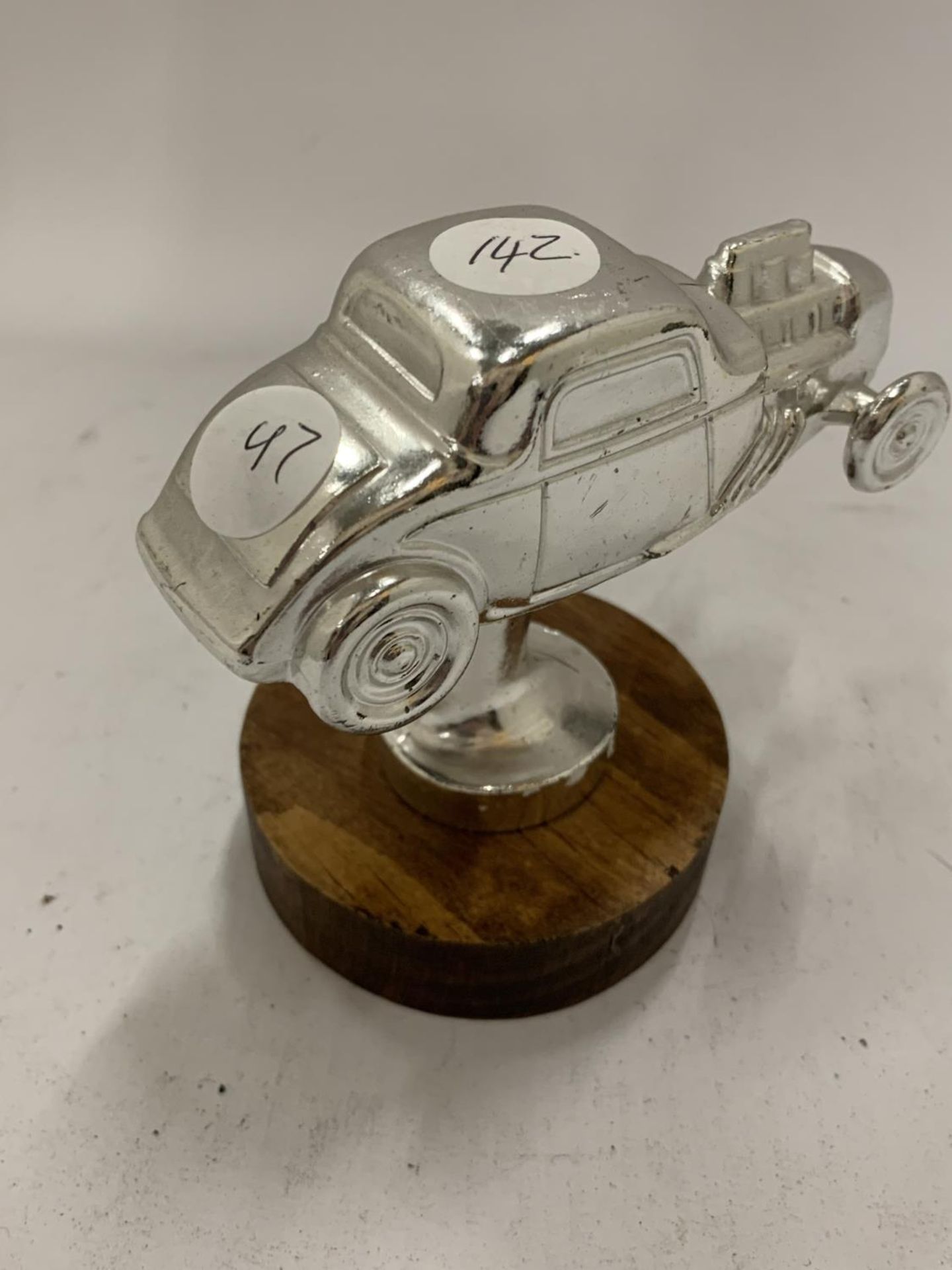 A HOT ROD TROPHY ON A WOODEN BASE HEIGHT 10CM - Image 4 of 6