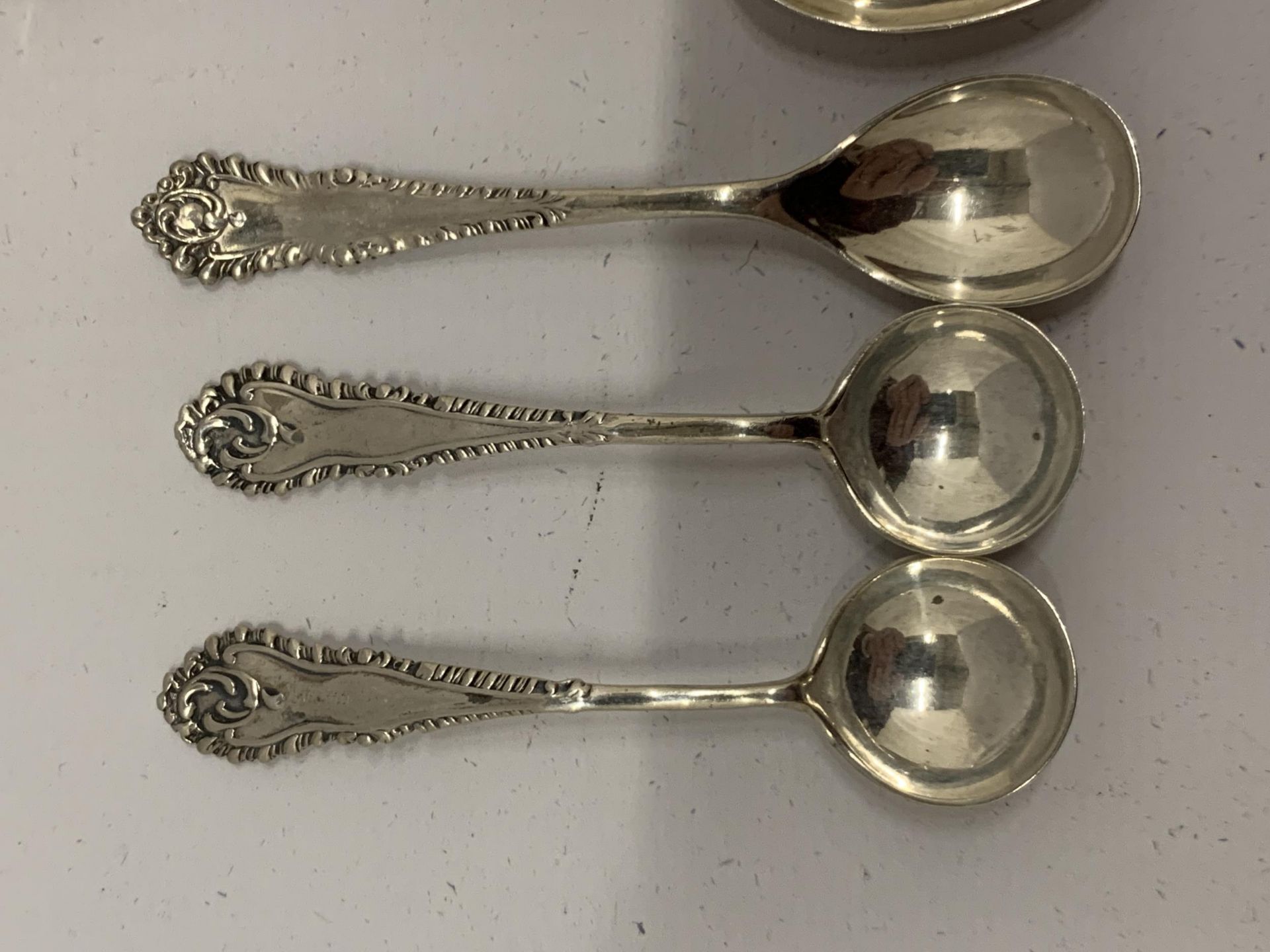 A MIXED LOT OF SMALL HALLMARKED SILVER CONDIMENT SPOONS ETC, TOTAL WEIGHT 40G - Image 3 of 8