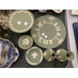 A QUANTITY OF GREEN AND WHITE WEDGWOOD JASPERWARE TO INCLUDE A CAKE STAND PLATE, VASES, TRINKET