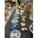 A QUANTITY OF CERAMIC ITEMS TO INCLUDE SMALL PLATES, FIGURES, ETC