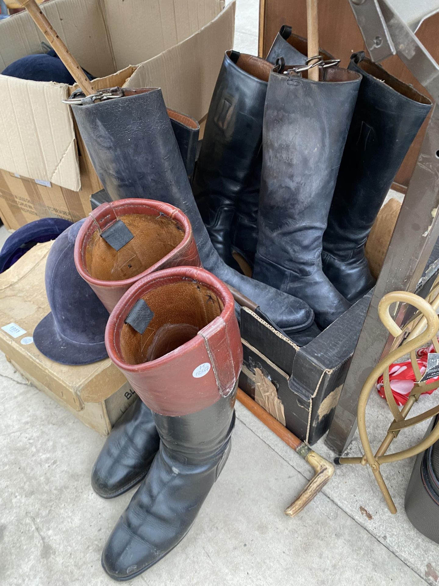 A LARGE ASSORTMENT OF VINTAGE HORSE RIDING BOOTS AND HATS - Bild 2 aus 5