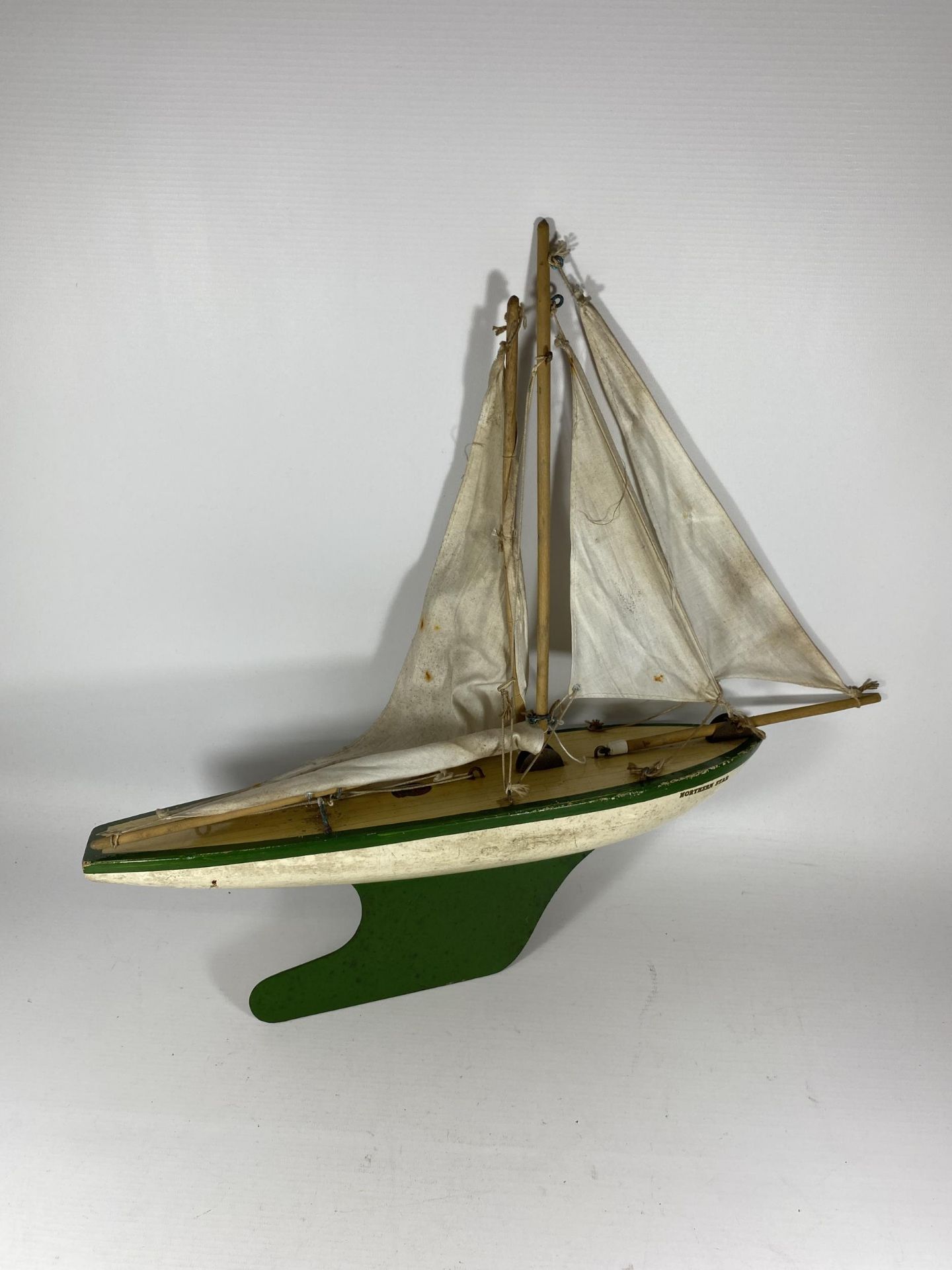 A VINTAGE 'STAR YACHT' SAILING BOAT MODEL - Image 4 of 5