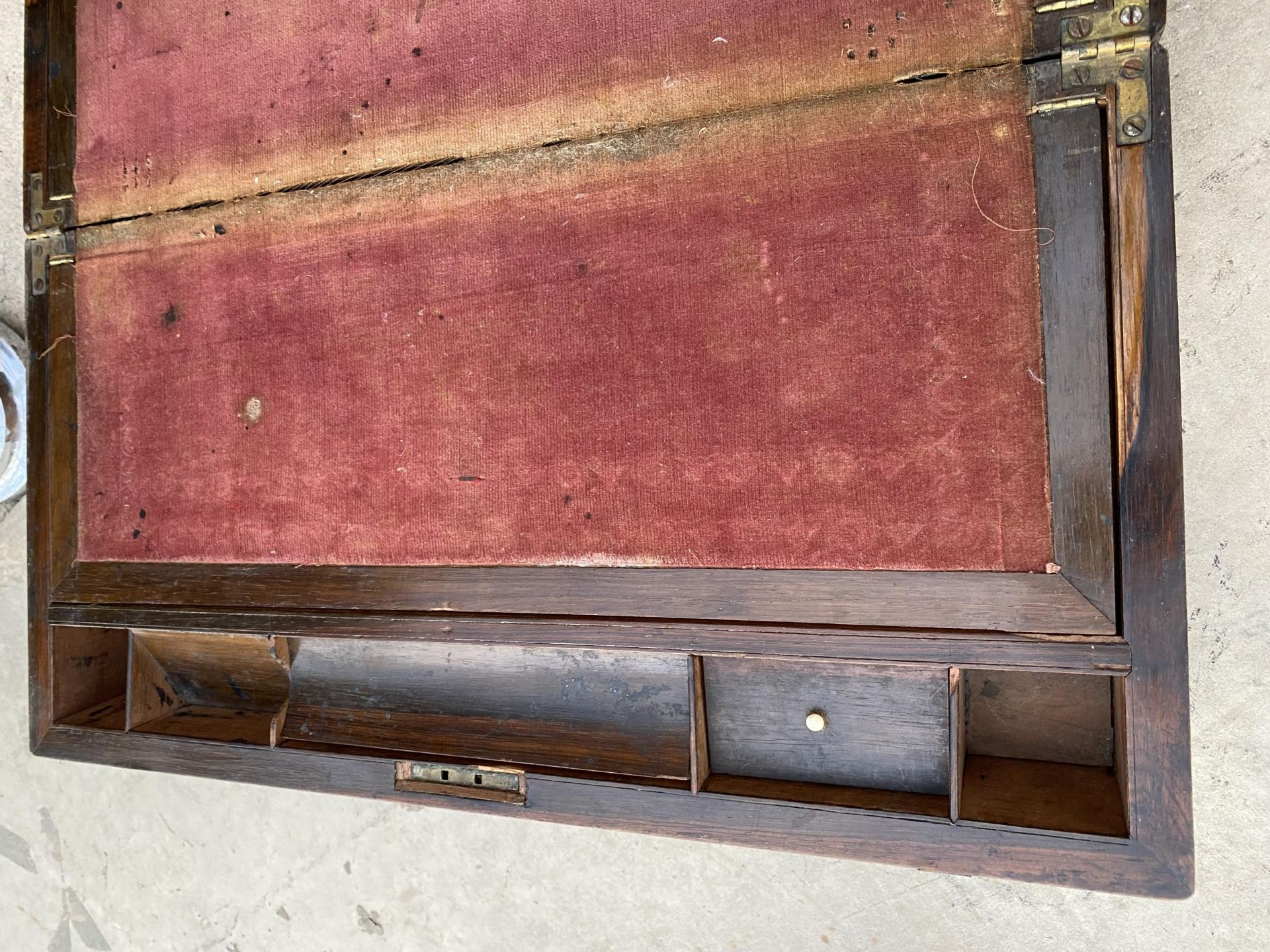 A VINTAGE MAHOGANY WRITING SLOPE WITH RED CLOTH INTERIOR - Image 5 of 7