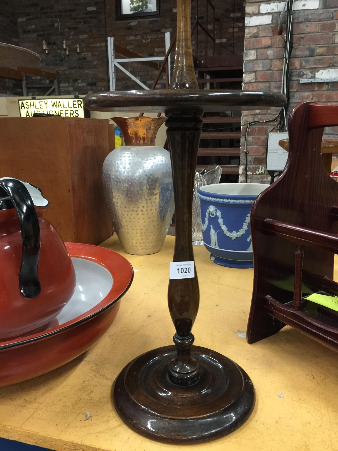 A VINTAGE MAHOGANY FLOOR STANDING ASHTRAY WITH MIDDLE TIER HEIGHT 63CM - Image 5 of 6