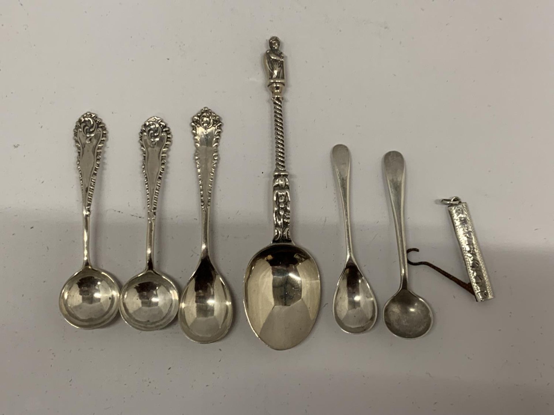 A MIXED LOT OF SMALL HALLMARKED SILVER CONDIMENT SPOONS ETC, TOTAL WEIGHT 40G - Image 2 of 8