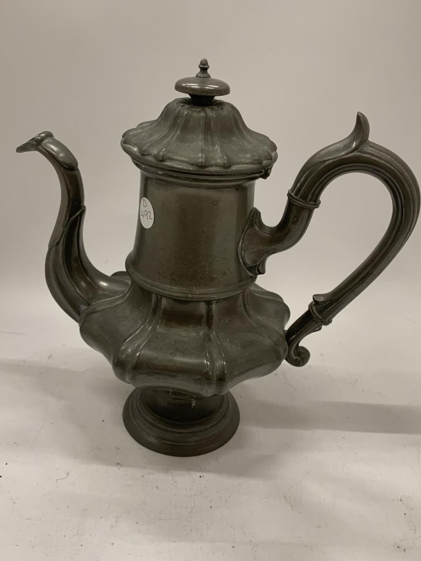 A DECORATIVE VINTAGE PEWTER COFFEE POT HEIGHT 27CM - Image 2 of 8