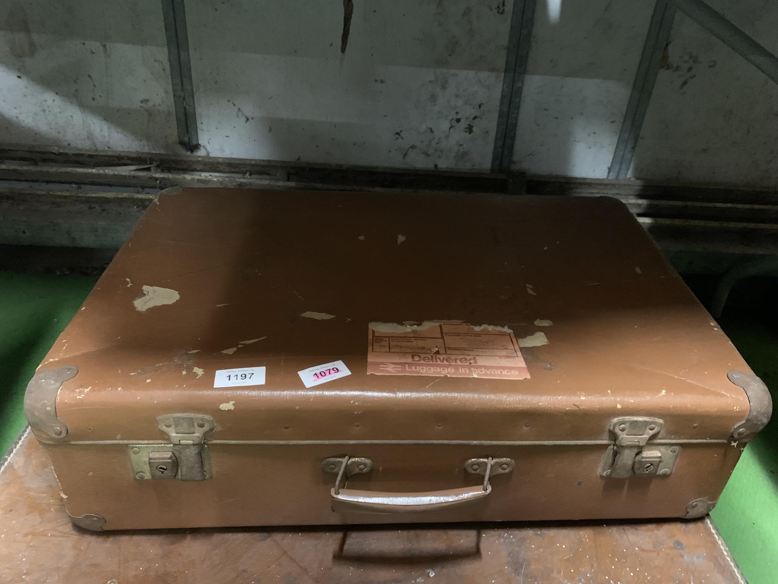 TWO VINTAGE SUITCASES TO INCLUDE A LARGE LEATHER ONE - Image 2 of 4
