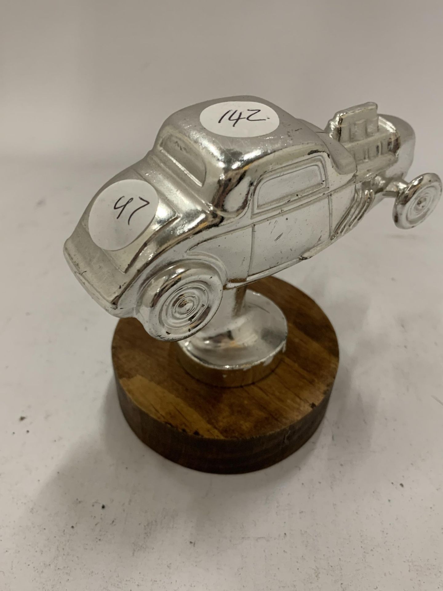 A HOT ROD TROPHY ON A WOODEN BASE HEIGHT 10CM - Image 3 of 6