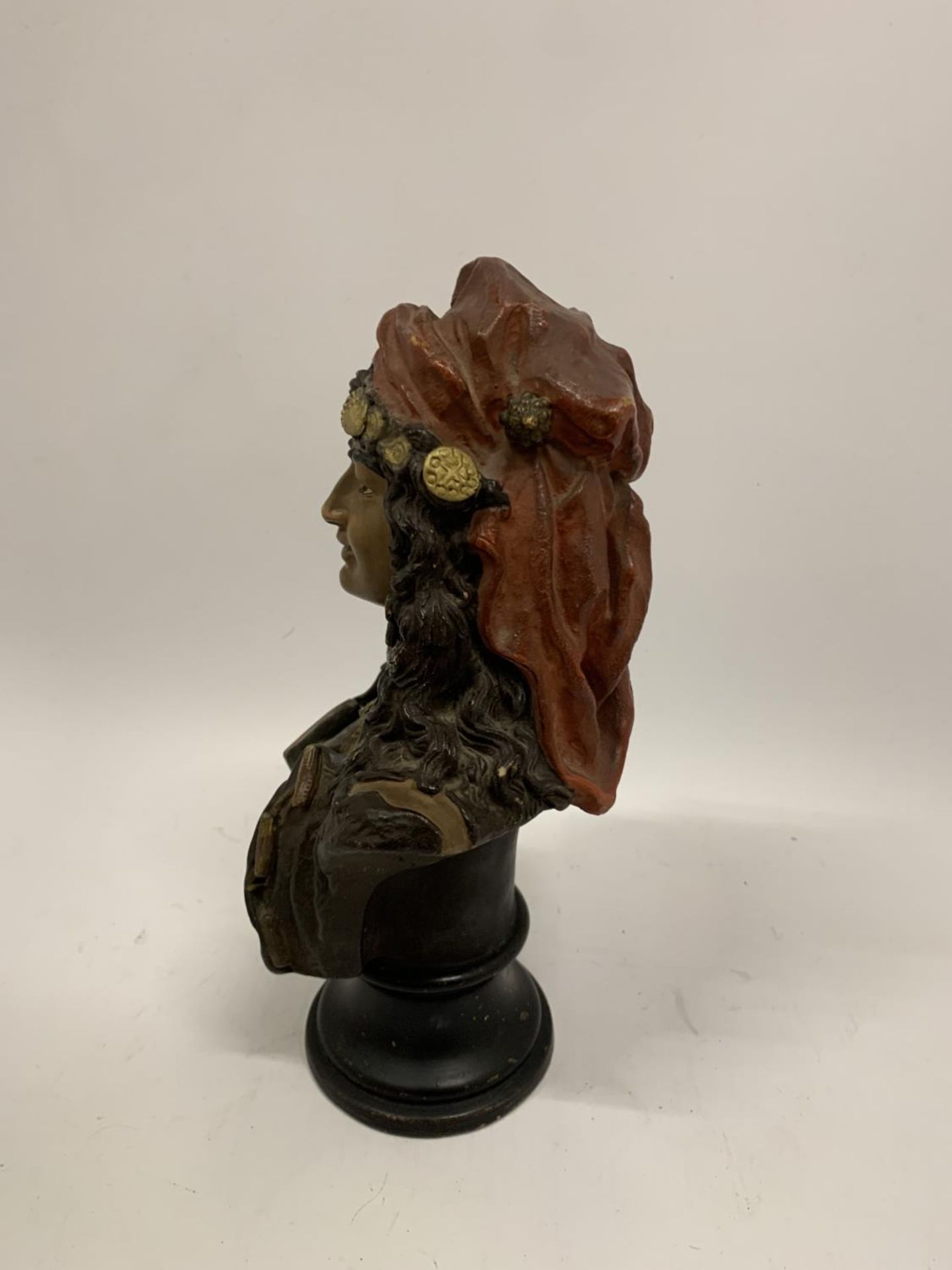 A CERAMIC BUST OF A ROMANY LADY HEIGHT 27CM - Image 4 of 10