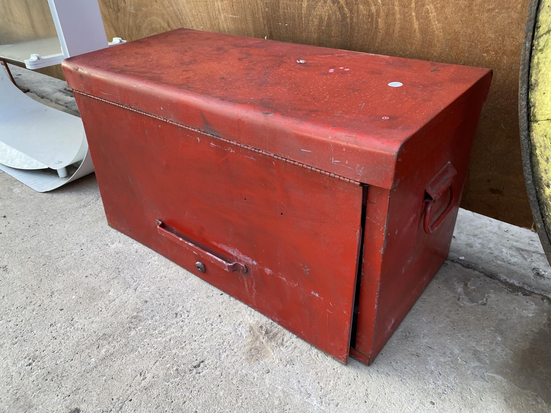 A METAL SIX DRAWER TOOL CHEST - Image 2 of 3