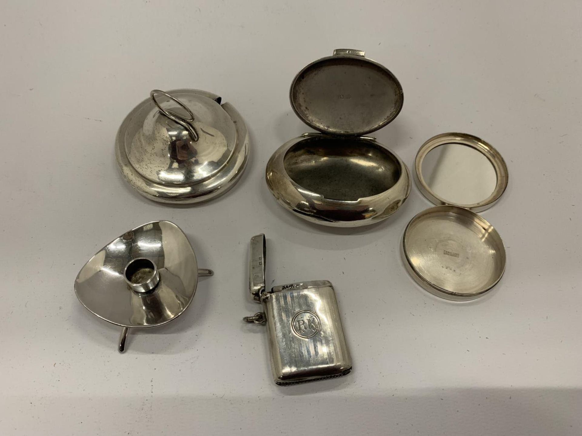 A GROUP OF HALLMARKED SILVER ITEMS TO INCLUDE A DANISH SILVER CANDLE HOLDER, VESTA CASE, PILL BOX - Image 4 of 4