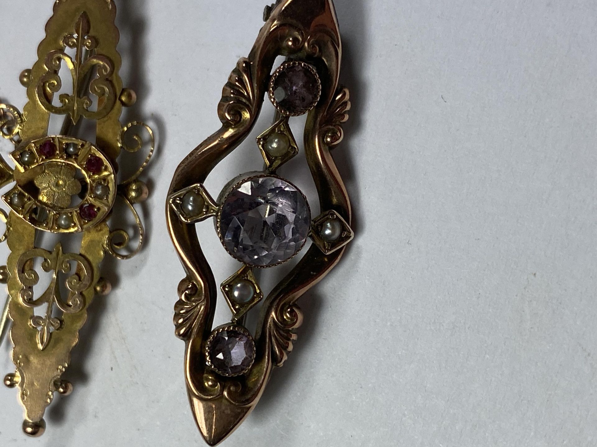 TWO 9CT YELLOW GOLD BROOCHES TO INCLUDE A VICTORIAN RUBY SET EXAMPLE, TOTAL WEIGHT 6.2G - Image 3 of 8