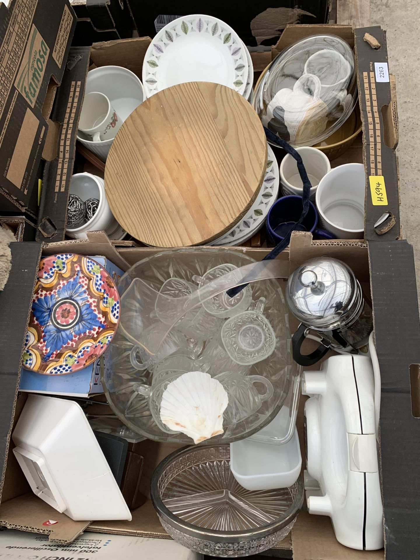 AN ASSORTMENT OF HOUSEHOLD CLEARANCE ITEMS TO INCLUDE CERAMICS AND GLASS WARE ETC - Bild 3 aus 3