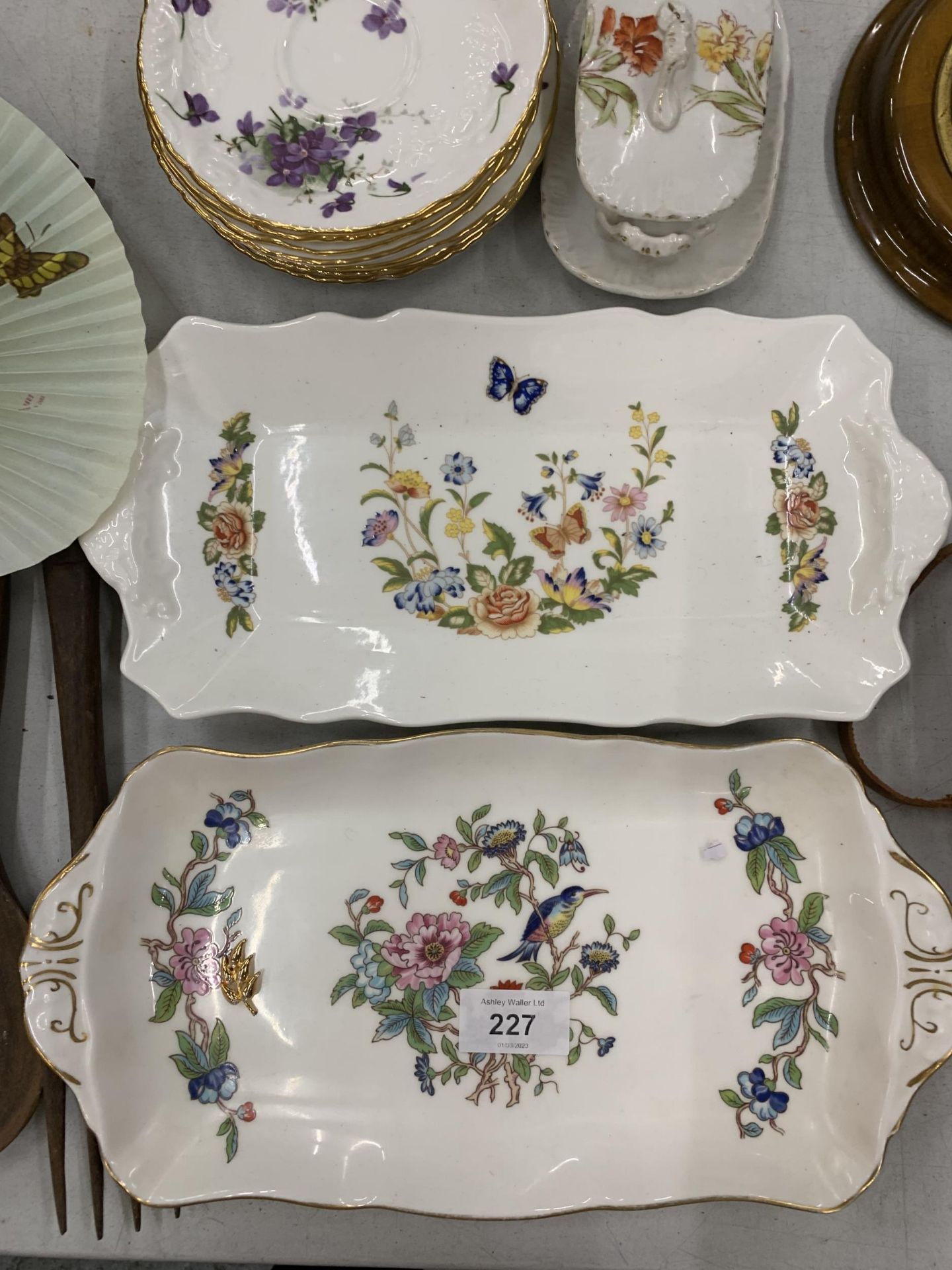 A QUANTITY OF CERAMIC ITEMS TO INCLUDE AYNSLEY SANDWICH TRAYS, A VASE, TEAPOT, PLATES, ETC - Image 3 of 6