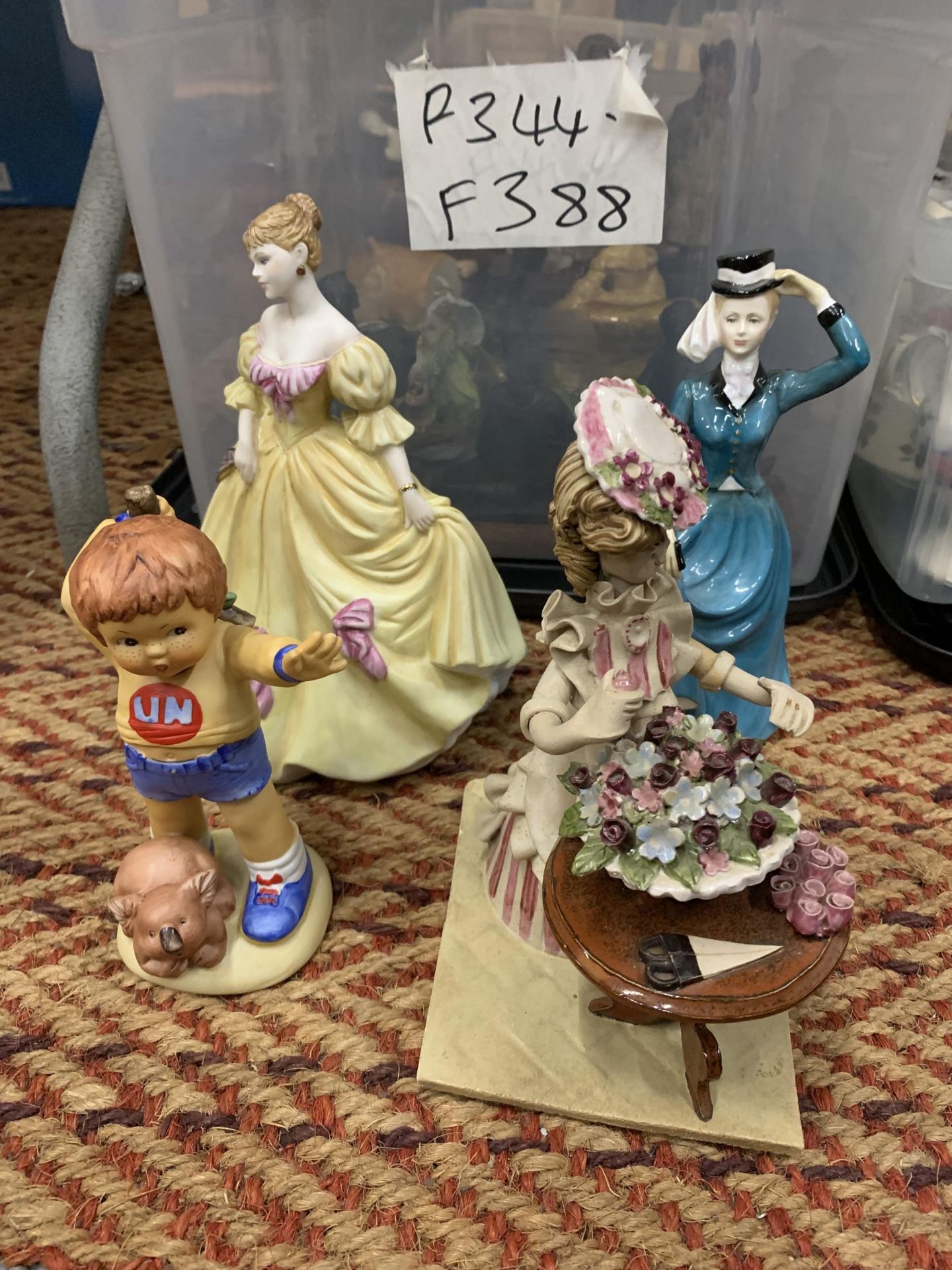 A BOX OF ASSORTED CERAMIC FIGURES TO INCLUDE FRANKLIN PORCELAIN, FAIRY FIGURES, ETC - Image 3 of 5