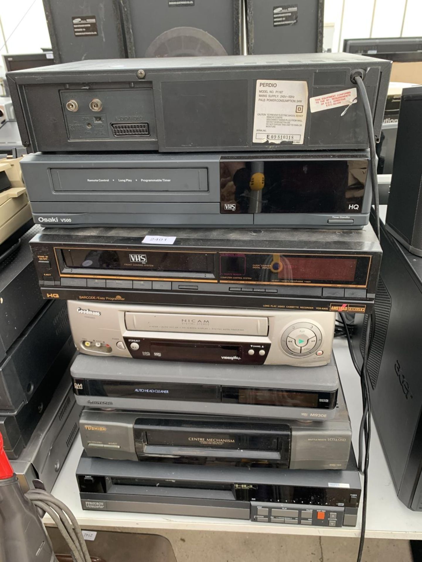 A LARGE ASSORTMENT OF ELECTRICALS TO INCLUDE AMSTRAD VHS PLAYER, FERGUSON VHS PLAYER AND AN OSAKI