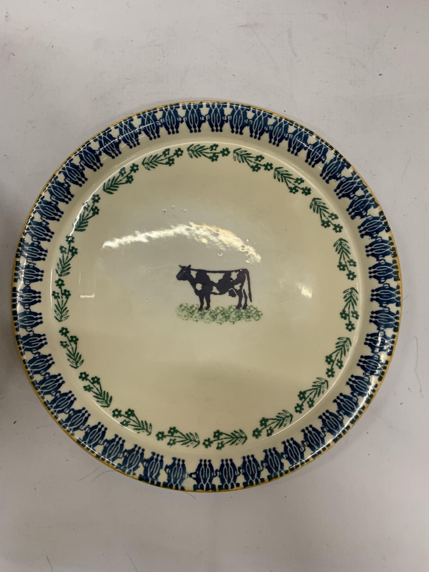 A LARGE MOORLAND POTTERY CHEESE PLATE AND DOME WITH COW DECORATION - Image 5 of 6