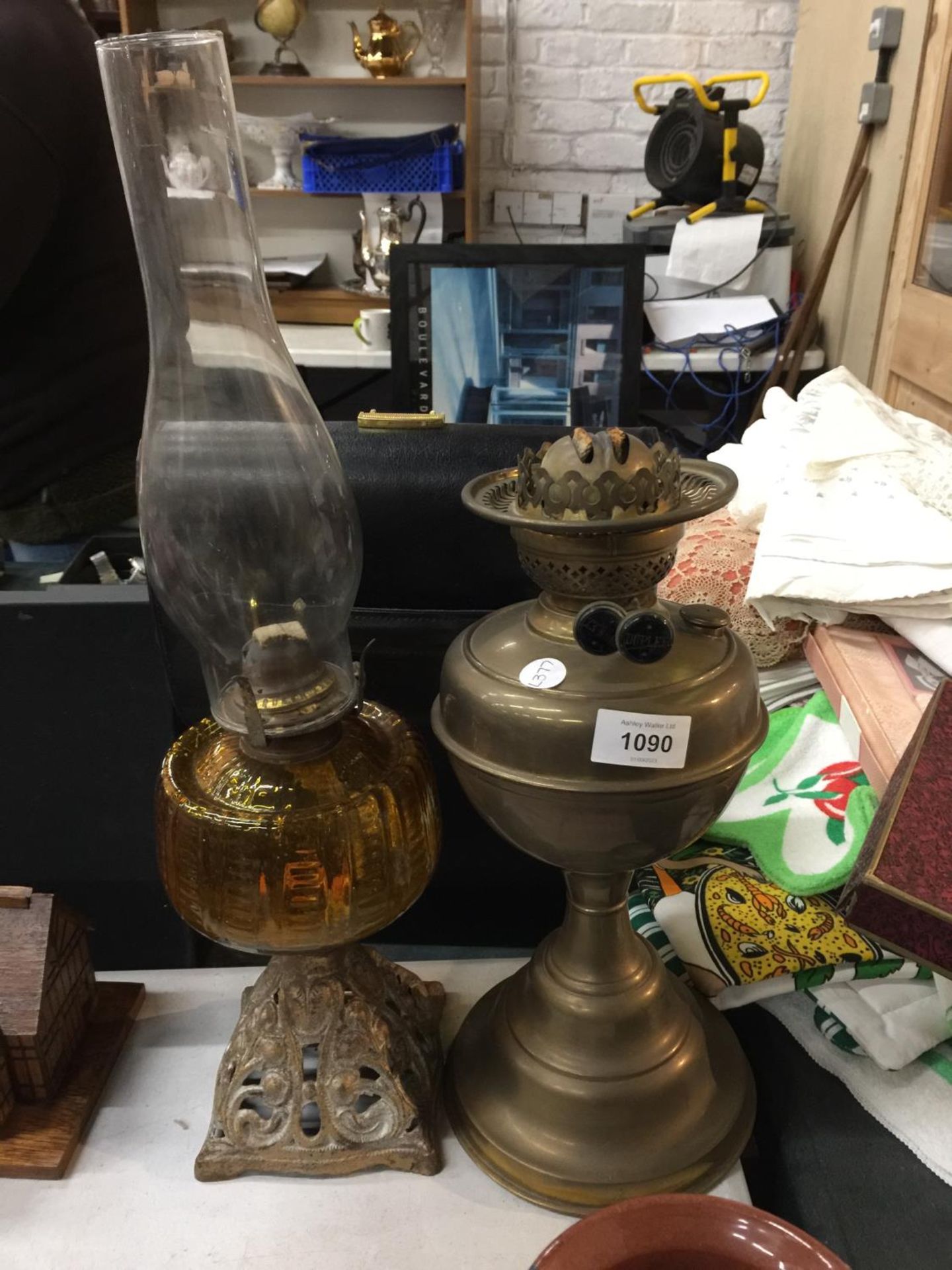 TWO VINTAGE OIL LAMPS ONE WITH A PIERCED BRASS BASE AND AMBER GLASS MIDDLE - Bild 2 aus 10