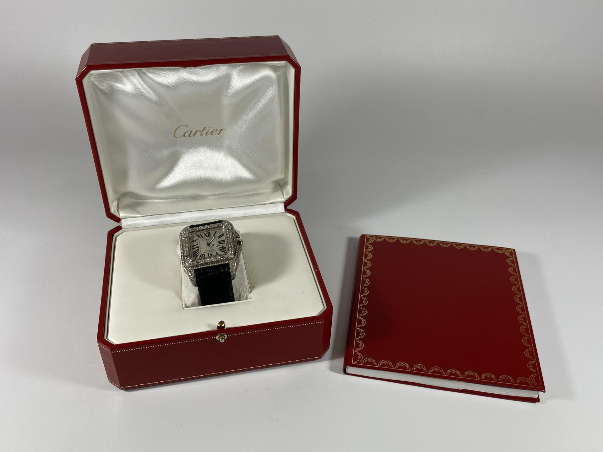 A BOXED GENTS CARTIER SANTOS AUTOMATIC WATCH WITH DIAMOND SET DIAL, WORKING AT TIME OF CATALOGING