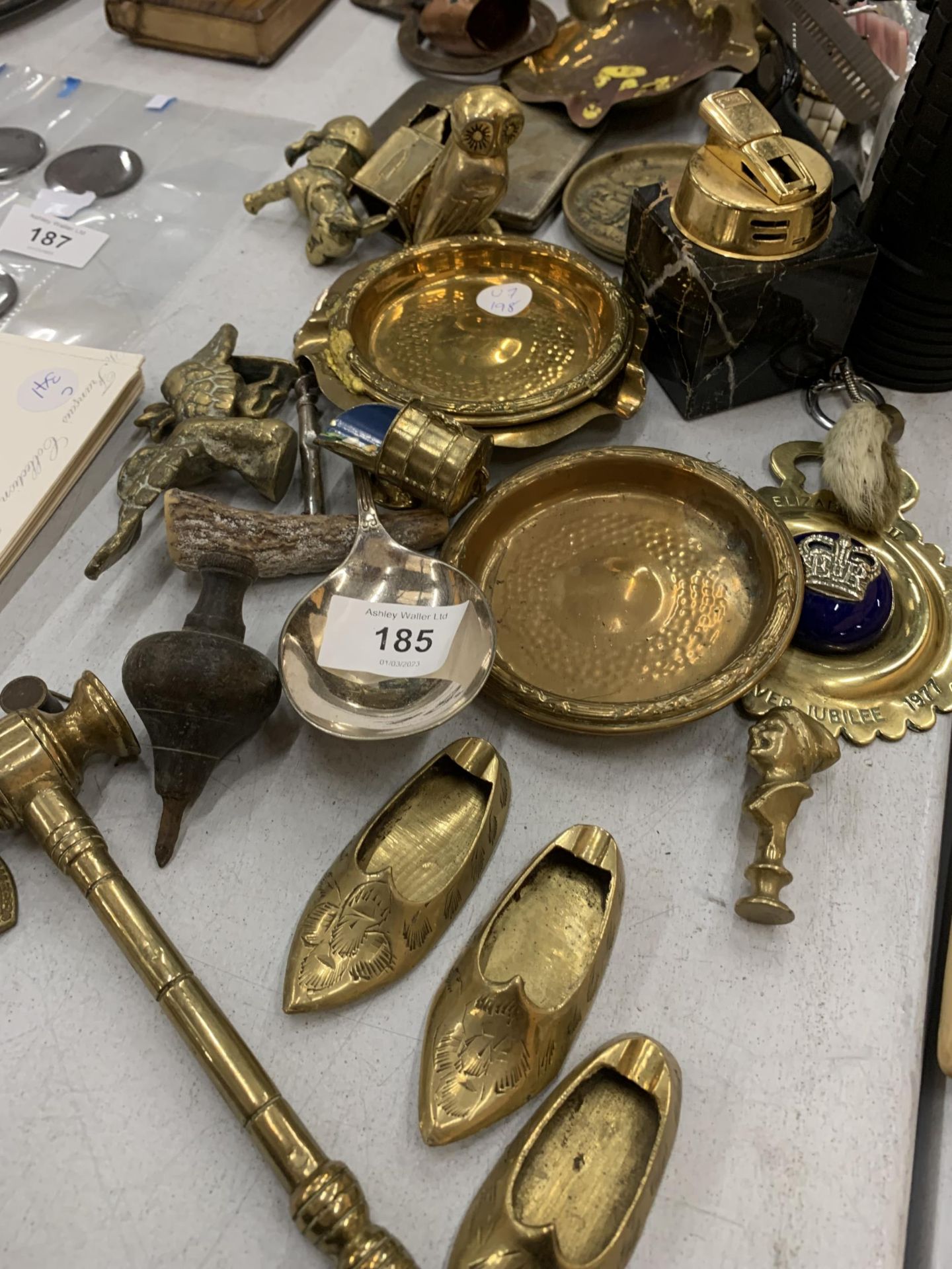 A LARGE COLLECTION OF BRASS ITEMS TO INCLUDE BELLS, FIGURES, ETC PLUS WATCH FACES, A CIGARETTE CASE, - Image 9 of 14