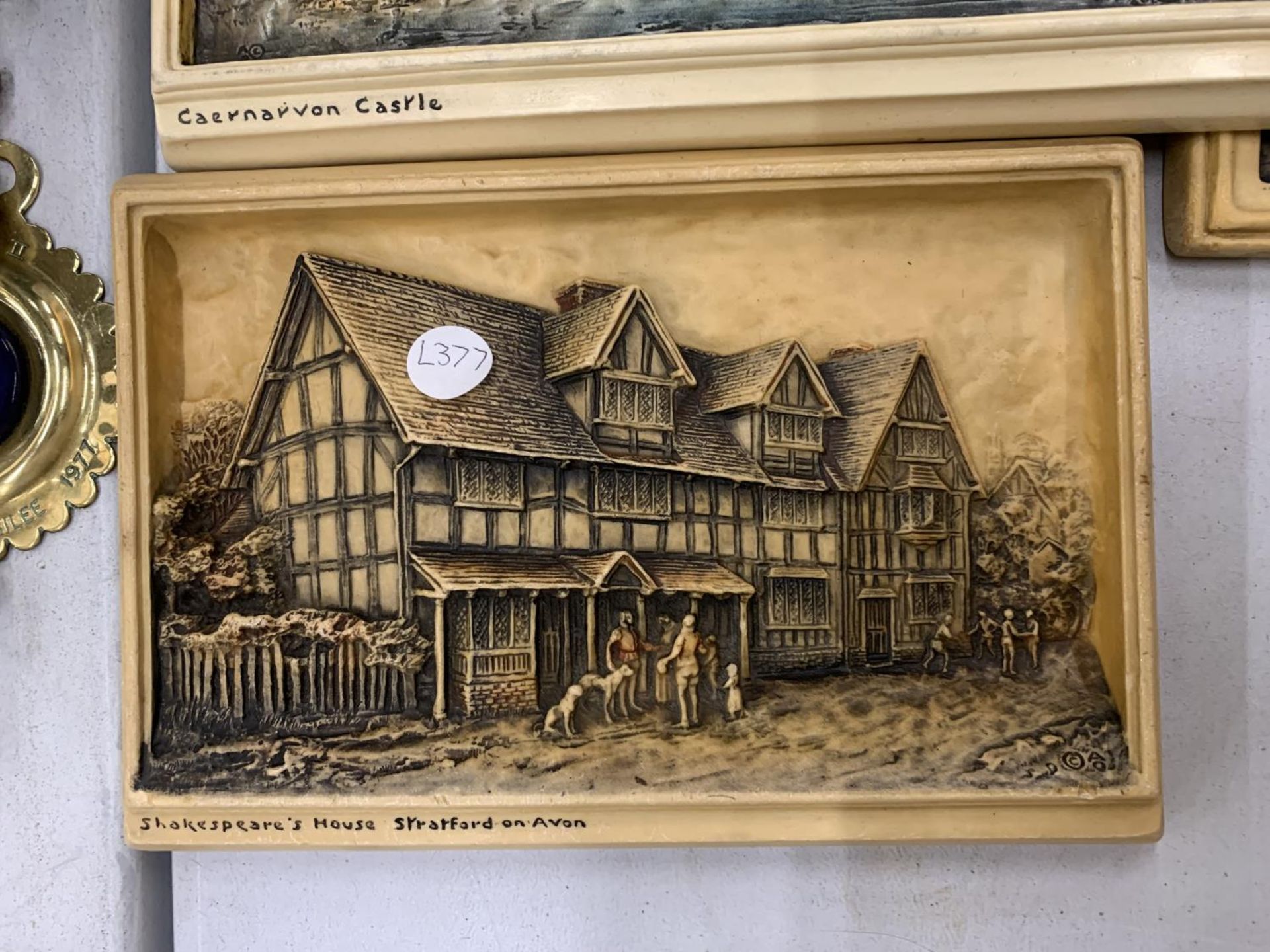 FOUR VINTAGE 3-D WALL PLAQUES WITH HISTORIC SCENES - Image 8 of 10